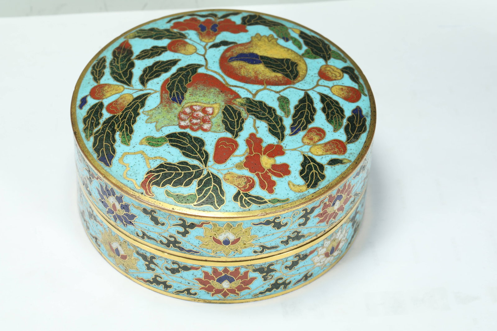 CLOISONNE COVERED BOX FROM THE MING DYNASTY: H:5CM L:12CM