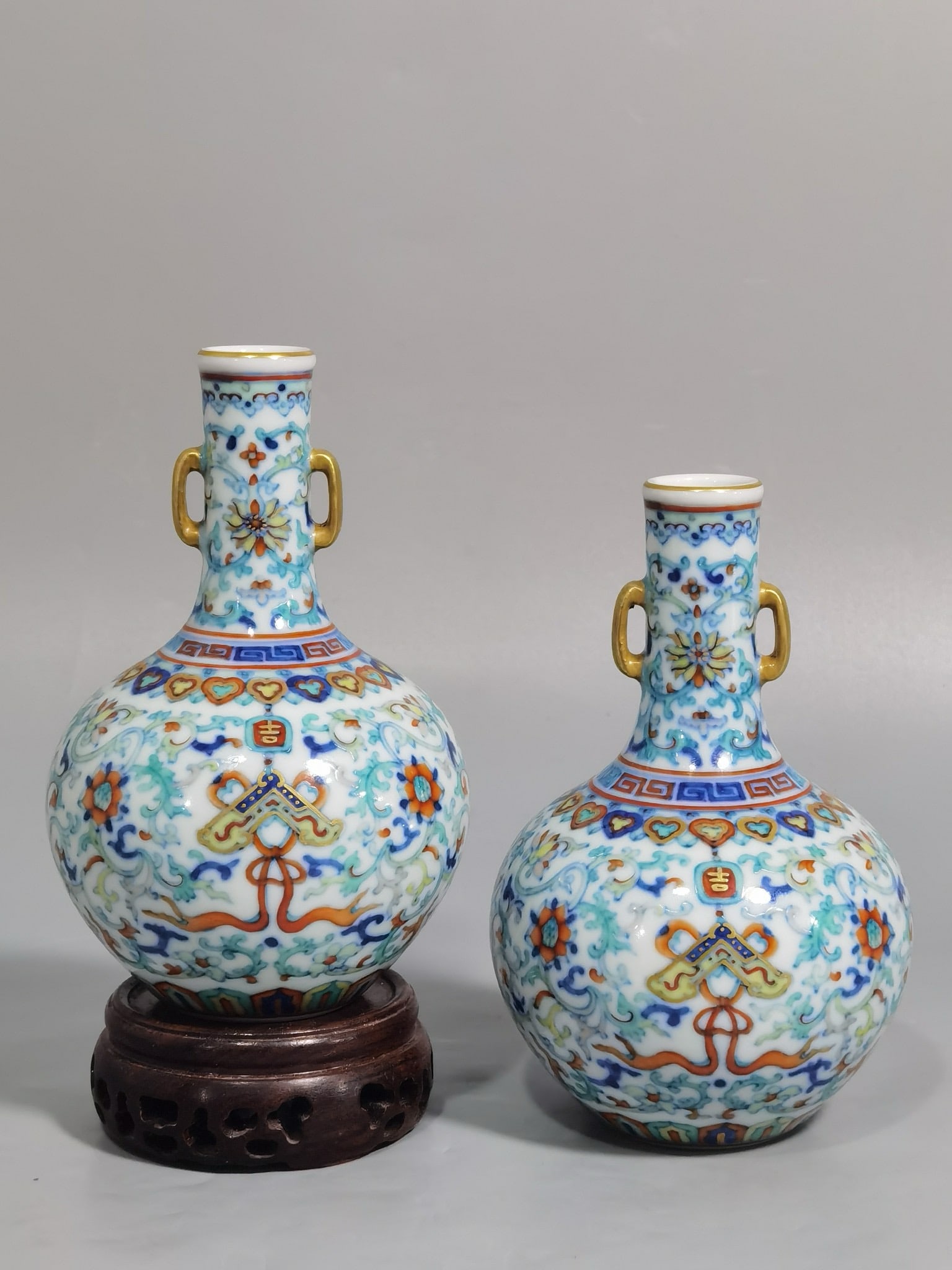 A QING DYNASTY DOUCAI (ENAMEL OVERGLAZE) VASE WITH RUYI-SHAPED HANDLES: H:12.3CM L:8CM