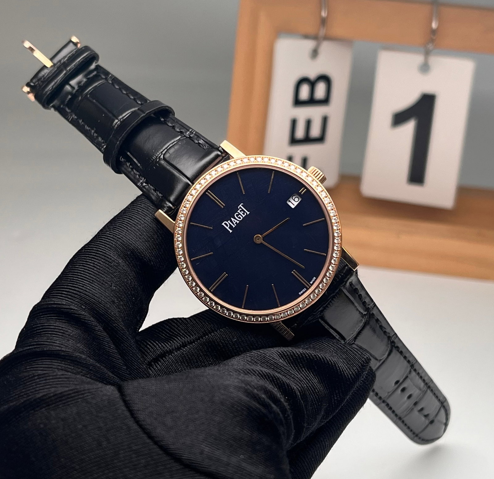 PIAGET 18K ROSE GOLD WATCH SET WITH DIAMONDS: MEN'S AUTOMATIC MECHANICAL WATCH WITH A 40MM 18K ROSE GOLD CASE, BEZEL SET WITH 72 DIAMONDS TOTALING APPROXIMATELY 1 CARAT. FEATURES A BLUE METEORITE DIAL WITH WIDMANST?TTEN PATTERN, DATE DISPLAY AT 3