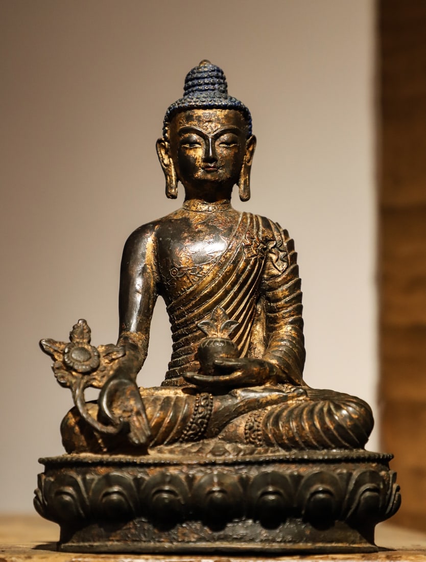 A SITTING STATUE OF THE MEDICINE BUDDHA IN GILDED COPPER FROM THE MING DYNASTY: WEIGHT:1250G, H:20CML:13CMW:10CM