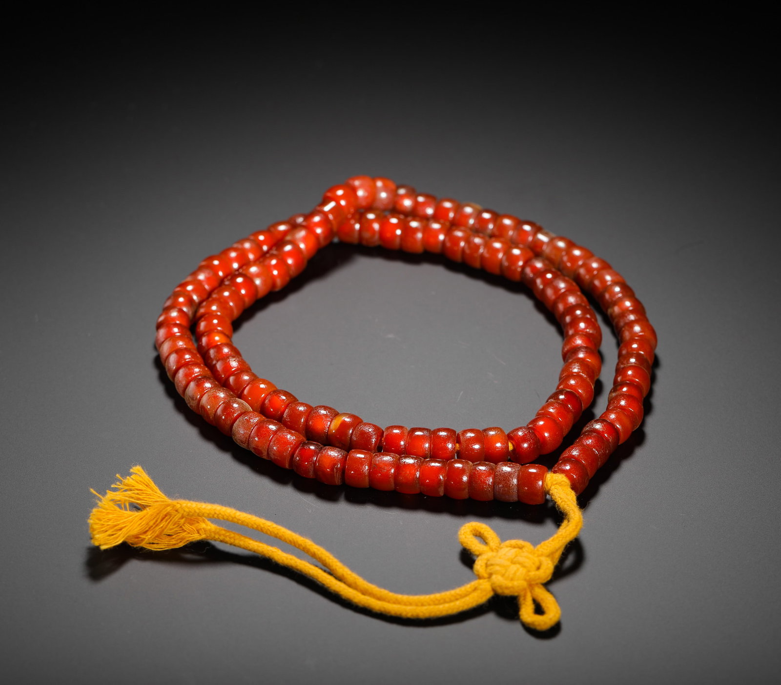 STRING OF RED AGATE FROM THE MING DYNASTY: L:41CM (16.14IN) WEIGHT:360G (0.79LB)
