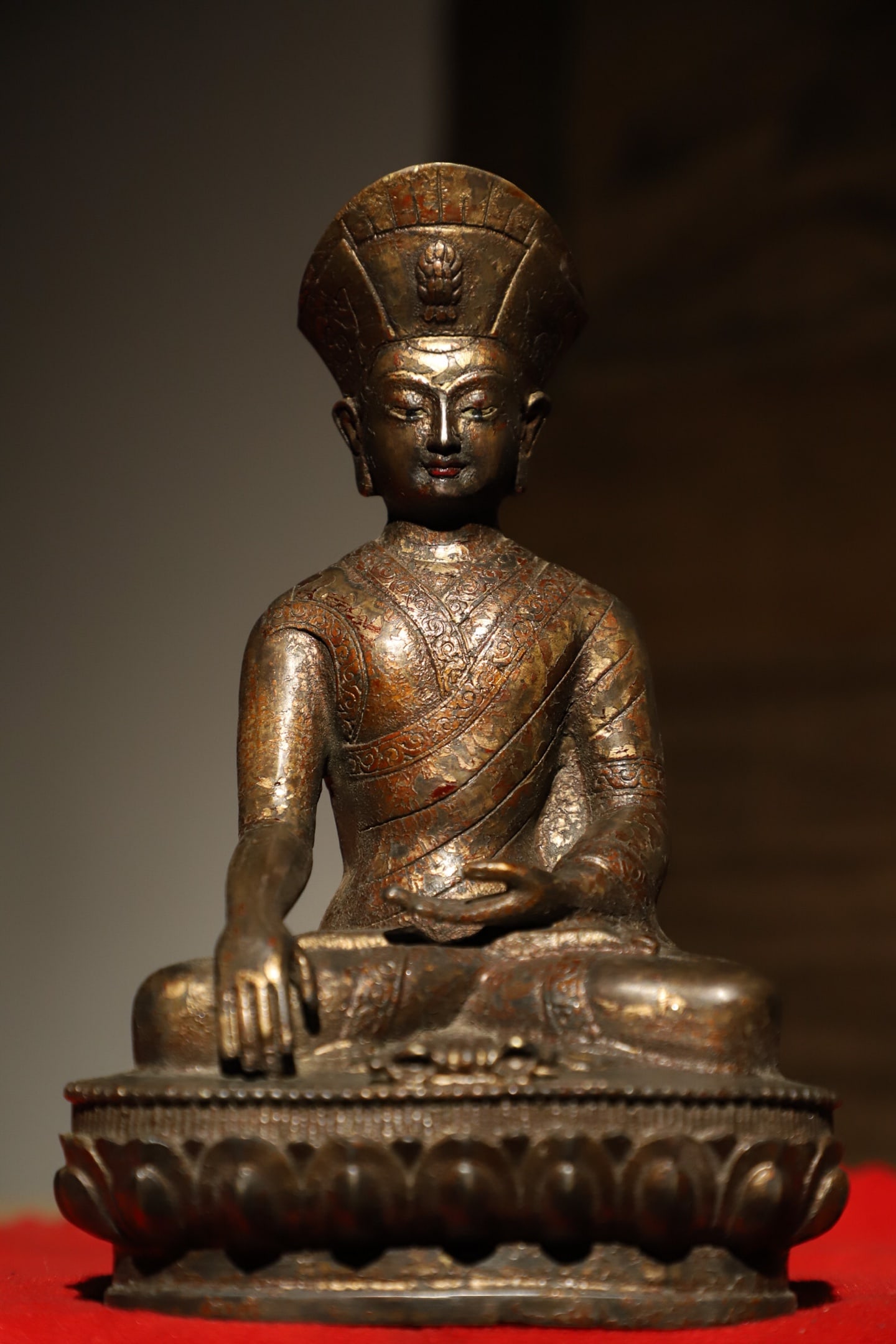A GILDED BRONZE PORTRAIT OF A MASTER FROM THE QING DYNASTY: H:20CM (7.87IN) L:13CM (5.12IN) W:10CM (3.94IN) THIS IS A GILDED BRONZE SEATED STATUE OF A TIBETAN BUDDHIST GURU FROM THE QING DYNASTY, WITH A SOLEMN SHAPE AND EXQUISITE CRAFTSMANSHIP, A FINE PIECE OF