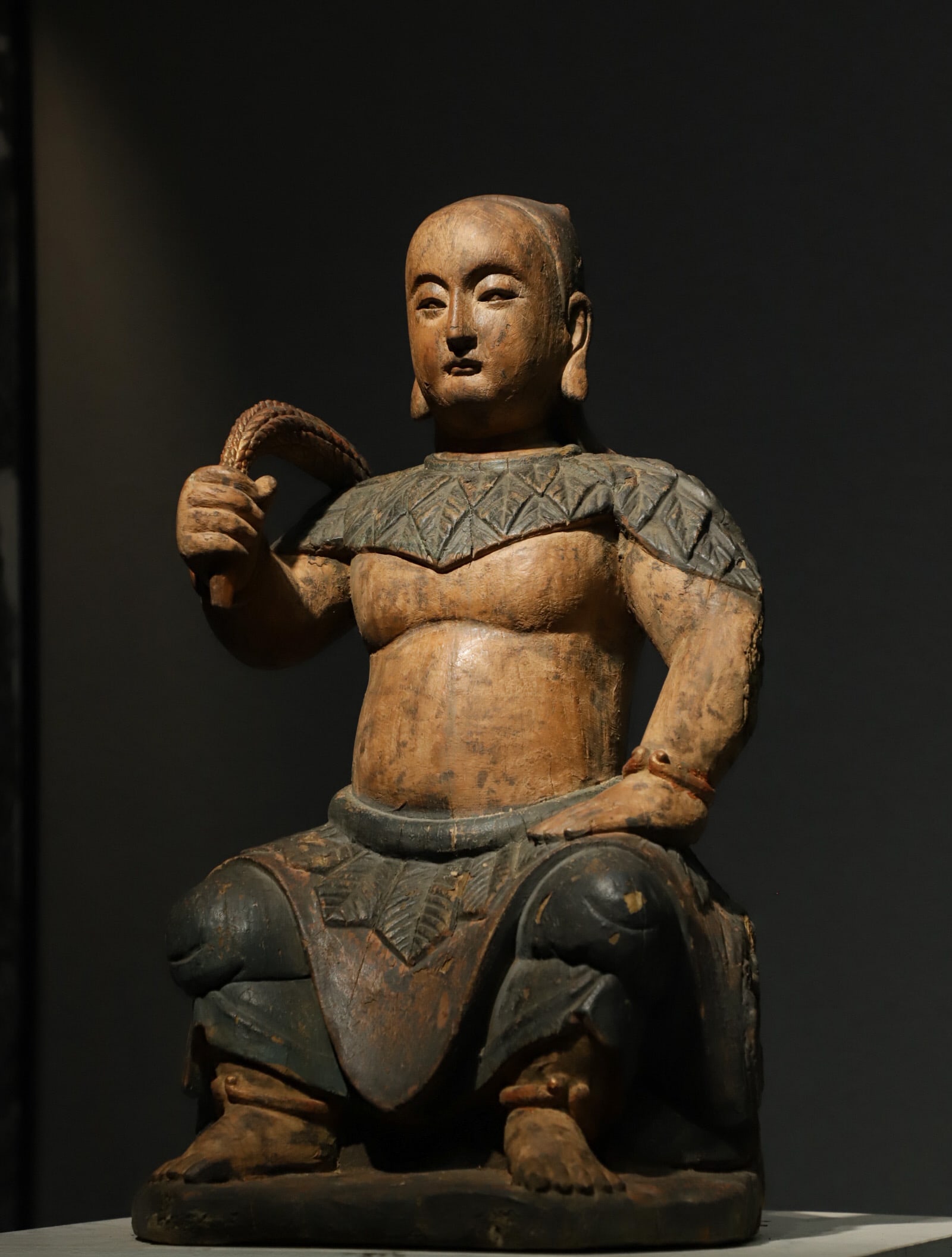 QING DYNASTY WOODCARVING. IMAGE OF EMPEROR SHENNONG: H:49CM (19.29IN) L:30CM (11.81IN) W:27CM (10.63IN) THISWOODENSEATEDSTATUEISAMASTERPIECEOFFOLKRELIGIOUSARTFROMTHEMINGTOQINGDYNASTIES, HOLDINGSIGNIFICANTHISTORICAL, CULTURAL, ANDARTISTICVALUE.WIT HITS S