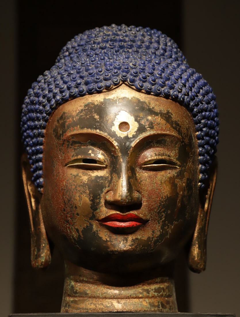 FINELY CAST PURPLE COPPER BODY GILDED BUDDHA HEAD OF THE MING DYNASTY: WEIGHT:5000G (11.02LB) H:36CM (14.17IN) L:28CM (11.02IN) W:28CM (11.02IN) THISGILT-BRONZEBUDDHAHEADISAMASTERPIECEOFBUDDHISTARTFROMTHEMINGTOQINGDYNASTIES, HOLDINGHIGHARTISTIC, AESTHETIC, ANDHISTORICALV