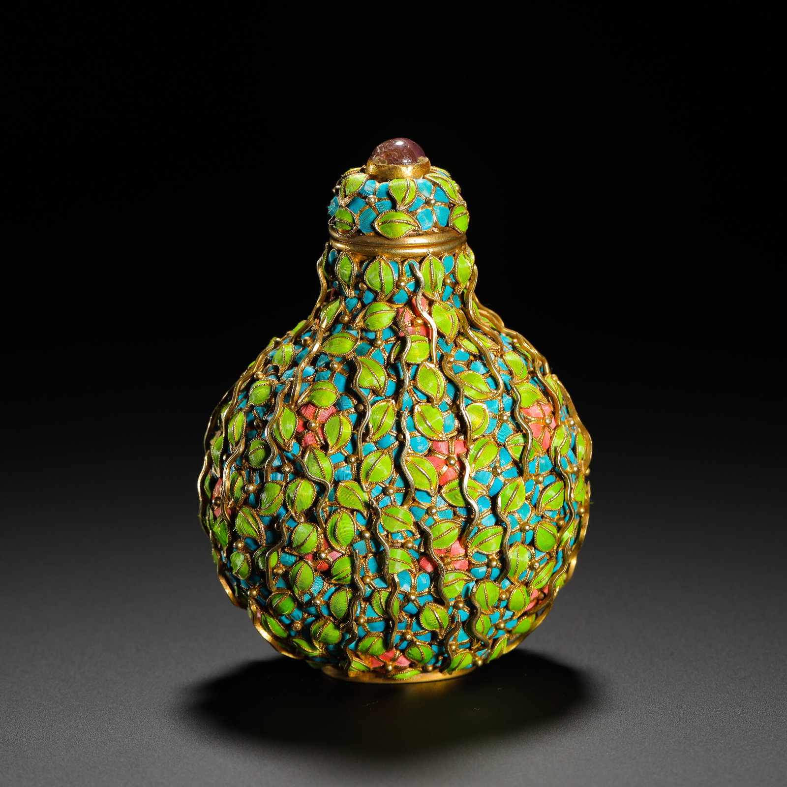QING DYNASTY QIANLONG BRONZE GILDED AND SILK-DOTTED GREEN SNUFFET: HEIGHT:9.5CM (3.74IN) WIDTH:7.5CM (2.95IN) WEIGHT:160G (0.35LB) GILT BRONZE FILIGREE SNUFF BOTTLE WITH KINGFISHER FEATHER INLAY, QIANLONG REIGN, QING DYNASTY. WOVEN WITH TWISTED GOLD WIRES INTO TWISTI