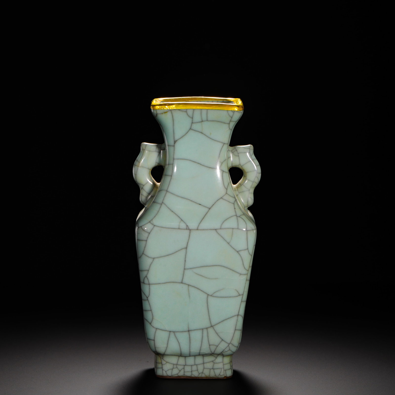 SONG DYNASTY OFFICIAL KILN POWDER CELADON SPLIT DOUBLE-EARED SQUARE VASE: HEIGHT:23CM (9.06IN) WIDTH:10CM (3.94IN) WEIGHT:1010G (2.23LB) OFFICIAL KILN SQUARE VASE WITH TWIN HANDLES AND GILT RIM, SONG DYNASTY. COVERED IN THICK PALE CELADON GLAZE WITH FULL GOLDEN AND BLACK CR