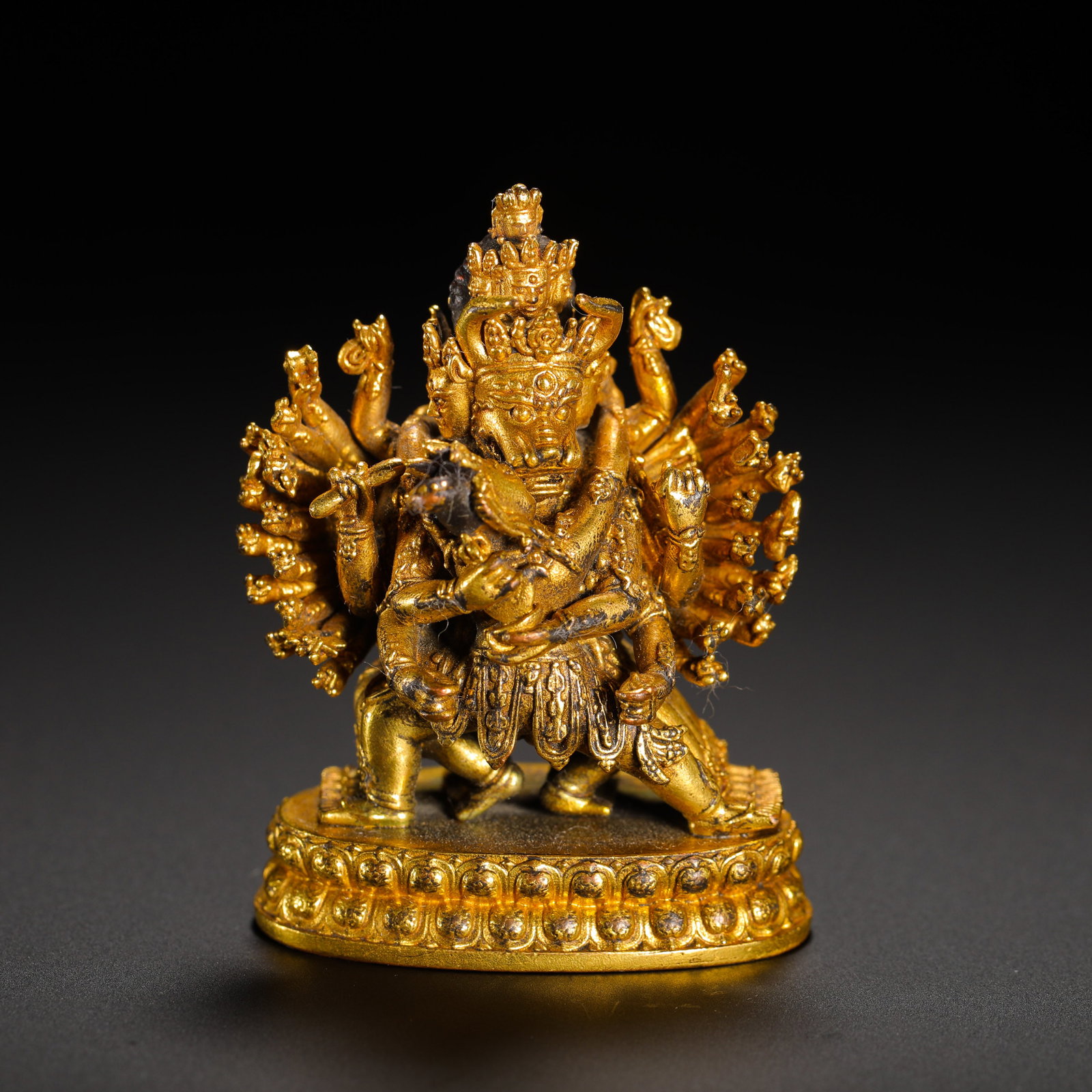 BRONZE GILDED VAJRA INCH BUDDHA PENDANT OF THE QING DYNASTY: HEIGHT:5.2CM (2.05IN) WIDTH:3.8CM (1.50IN) WEIGHT:70G (0.15LB) MINI GILDED COPPER STATUE OF YAMANTAKA VAJRABHAIRAVA, QING TIBETAN BUDDHISM. YAB-YUM DUAL EMBRACE FORM, MULTI-FACED BULL HEAD WITH NUMERO