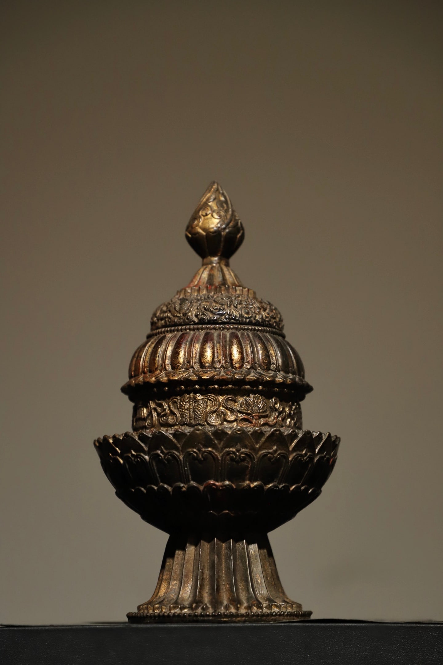 BRONZE GILDED EIGHT-TREASURE LOTUS JARS OF THE MING DYNASTY: H: 26CM D: 14CM WEIGHT: 1500G