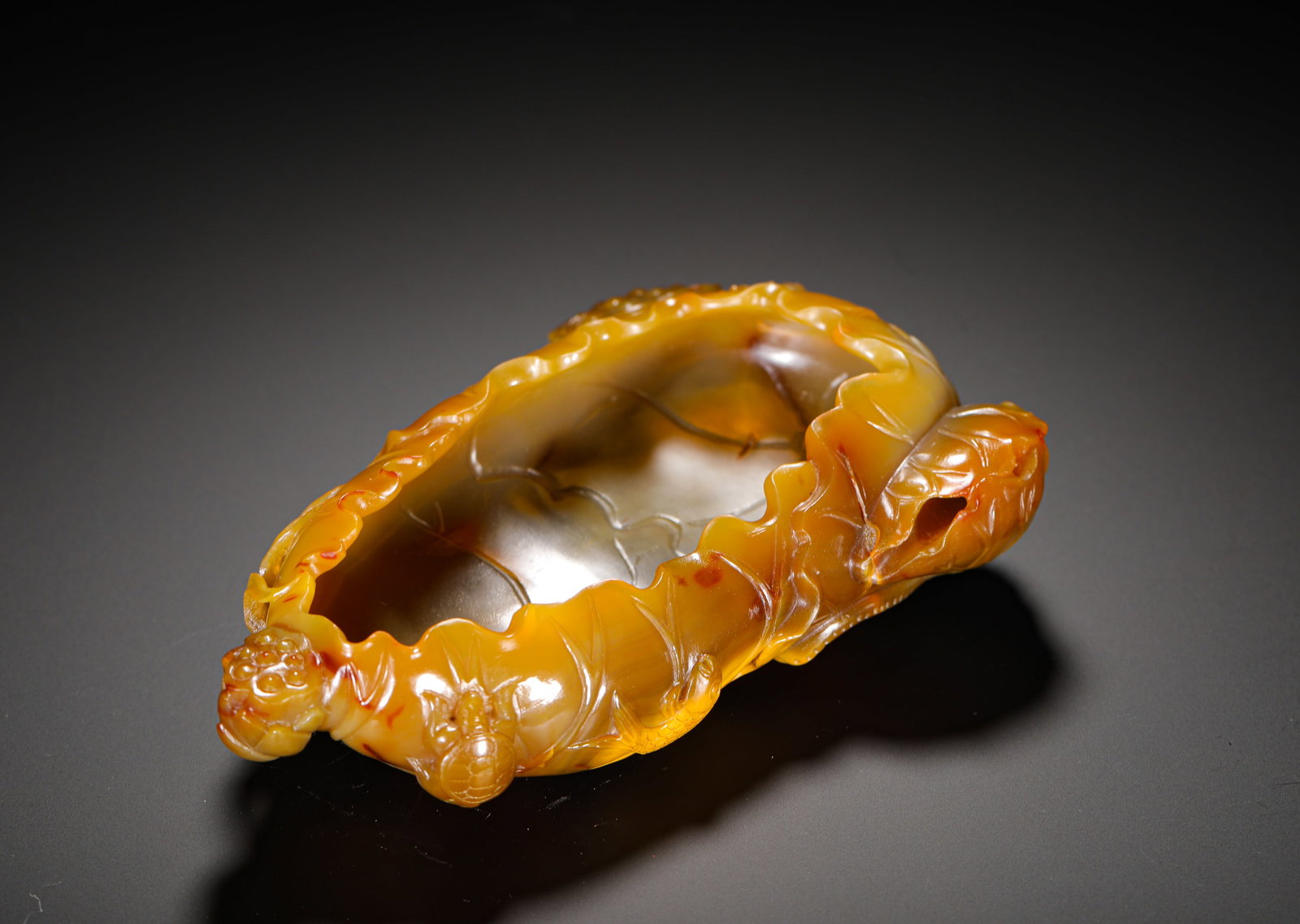 QING DYNASTY YELLOW AGATE DELICATELY CARVED LOTUS POND AND LOTUS PEN WASH: H:5CMW:18.5CMWEIGHT:650GQING DYNASTY YELLOW AGATE CARVED LOTUS POND BRUSH WASHER, SHAPED AS UNDULATING LOTUS LEAF WITH CARVED LOTUS SEED POD, BEETLE AND FISH, FEATURING NATURAL WARM TRANSLUCENT YELLOW