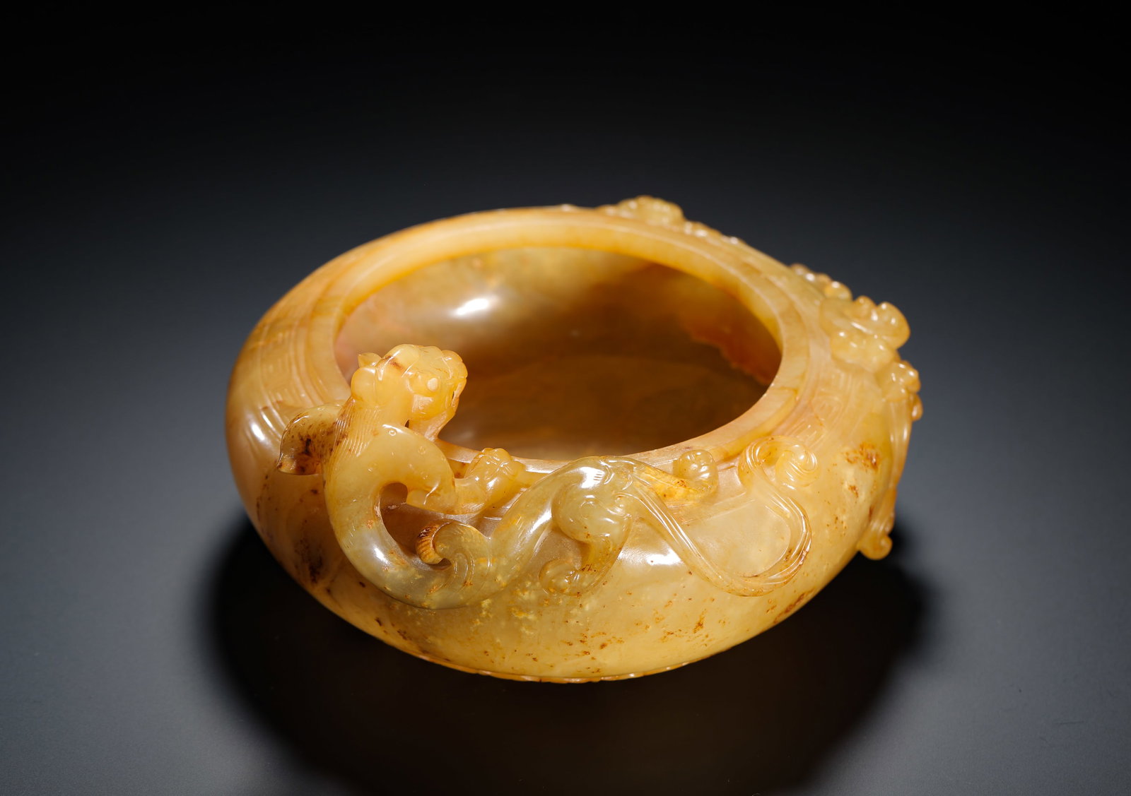 QING DYNASTY HUANGQIN HETIAN JADE RELIEF DOUBLE CHI DRAGON CIRCULAR STATIONERY WATER WASH: H:9CMW:19CMWEIGHT:1090GQING DYNASTY YELLOW-RUSSET HETIAN JADE CIRCULAR SCHOLAR??S ??BRUSH WASHER EMBOSSED WITH DOUBLE CHILONG DRAGONS, CRAFTED FROM SMOOTH TRANSLUCENT JADE WITH NATURAL SCATTERED YELLO
