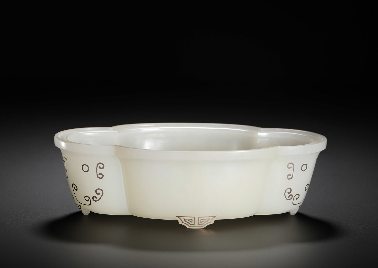 QING DYNASTY HETIAN WHITE JADE INSET SILVER IMITATION ANIMAL FACE ROLL CLOUD PATTERN: H:4CMW:14.5CMWEIGHT:220GQING DYNASTY HETIAN WHITE JADE BEGONIA-SHAPED THREE-FOOT SCHOLAR??S ??BRUSH WASHER INLAID WITH SILVER THREAD CARVED WITH ARCHAIC BEAST MASK AND SCROLL CLOUD PATTERNS, CRAFTED F