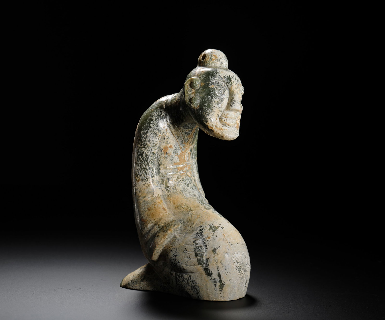 ANCIENT HAN DYNASTY JADE CALCIFICATION AND INFILTRATION SEATED JADE MAN: H:14.5CMW:9CMWEIGHT:1240GHAN DYNASTY FULLY CALCIFIED PATINATED JADE KNEELING HUMAN FIGURE CARVED IN SIMPLE ARCHAIC STYLE WITH BOWED POSTURE, COVERED IN AGED GREYISH-WHITE AND EARTHY MINERAL PATINA, PI