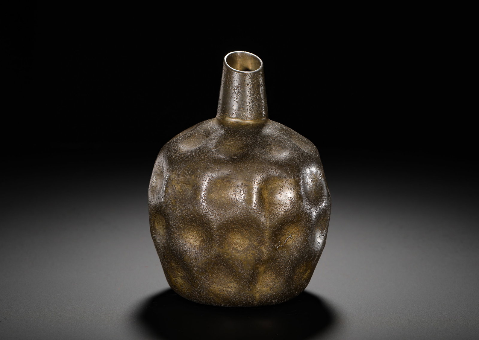 QING DYNASTY TIN HAMMER CONCAVE-CONVEX PATTERNED GOURD-RIBBED VASE: HEIGHT:16CM (6.30IN) WIDTH:12CM (4.72IN) WEIGHT:530G (1.17LB)