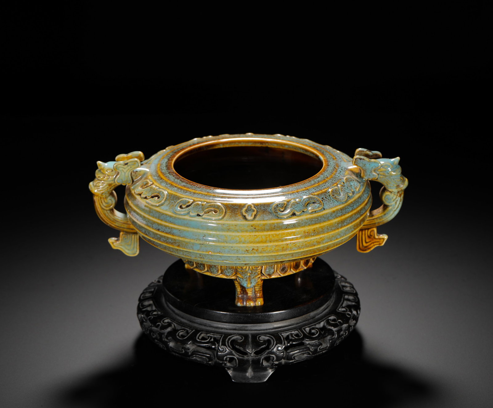 QING DYNASTY KILN-CHANGED GLAZE DOUBLE DRAGON-EAR PORCELAIN INCENSE BURNER: HEIGHT:13.5CM (5.31IN) WIDTH:21CM (8.27IN) WEIGHT:1140G (2.51LB) IMITATION XUANDE PORCELAIN CENSER WITH KILN-TRANSMUTATION GLAZE, QING DYNASTY. COVERED IN MOTTLED CYAN-YELLOW KILN-CHANGE GLAZE DOTTED 