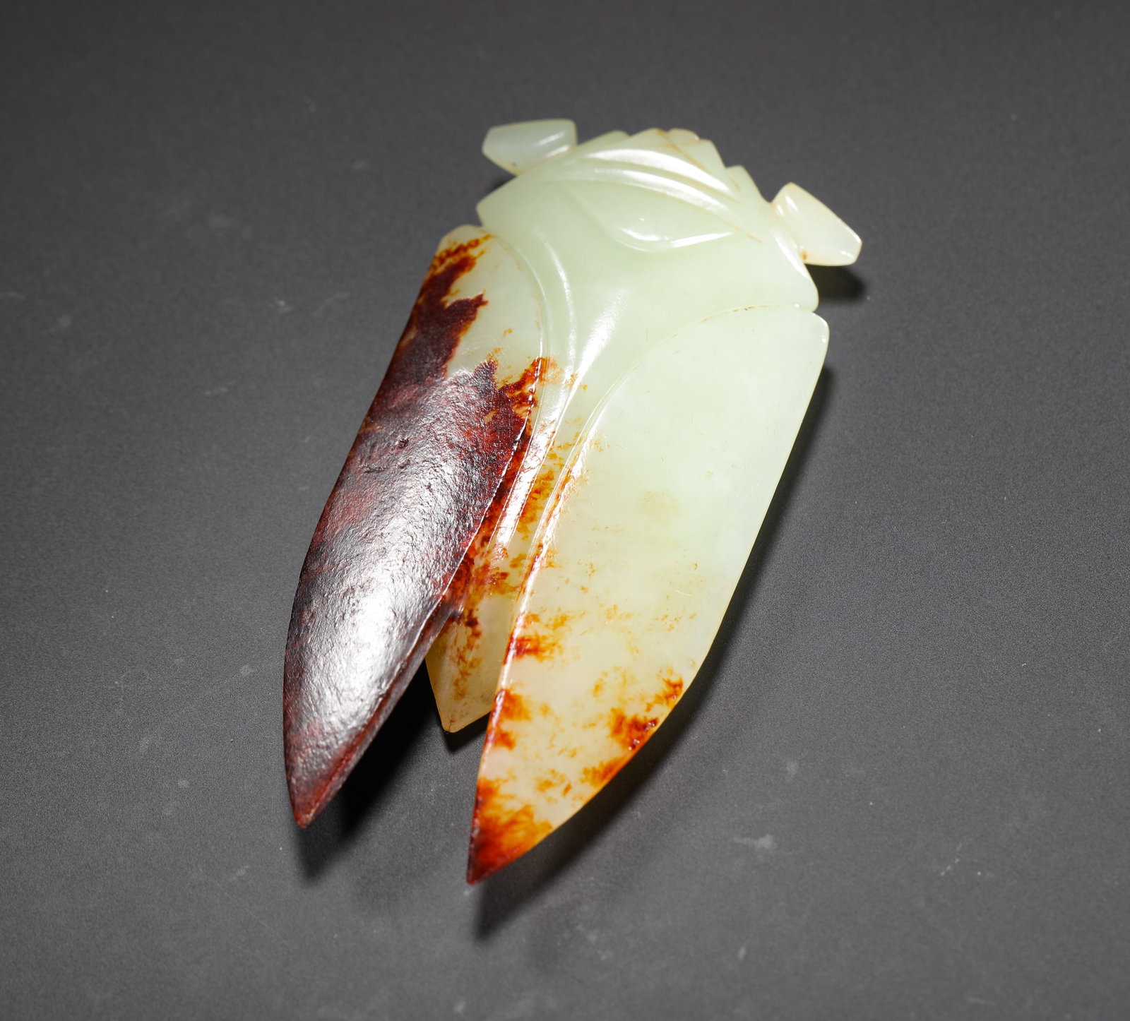 HAN HETIAN WHITE JADE RED IMPREGNATED EIGHT-BLADE JADE CICADA: H:7.2CMW:3.8CMWEIGHT:30G CLASSIC HAN-STYLE EIGHT-CUT JADE CICADA BURIAL ORNAMENT FOR MOUTH INLAY, SYMBOLIZING SOUL REBIRTH.