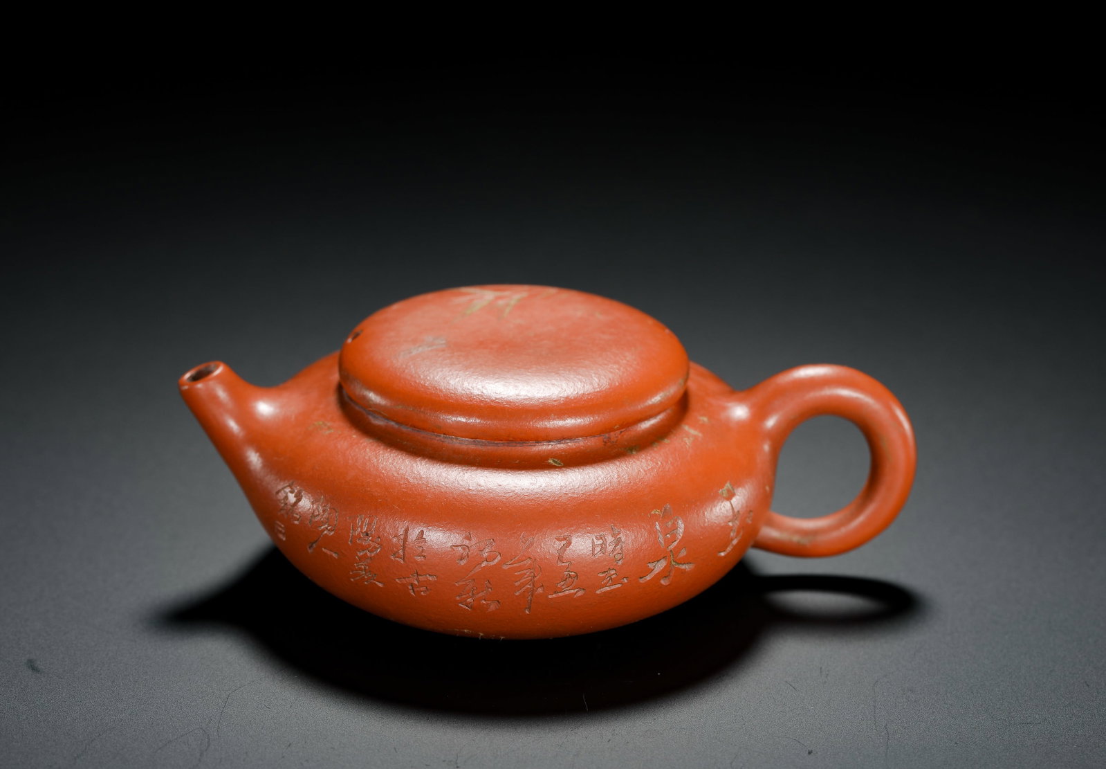 ZHU NI FLAT BELLY BAMBOO-CARVED SMALL STONE LADLE PURPLE CLAY TEAPOT: H:4CMW:11CMWEIGHT:100G MINIATURE SHIPIAO TEAPOT CRAFTED FROM FINE NATURAL VERMILION CLAY WITH BRIGHT RUDDY TONE. WIDE FLAT BELLY WITH SOFT MINIMALIST LINES, SHORT STRAIGHT SPOUT DELIVERS CLEAN WATER F
