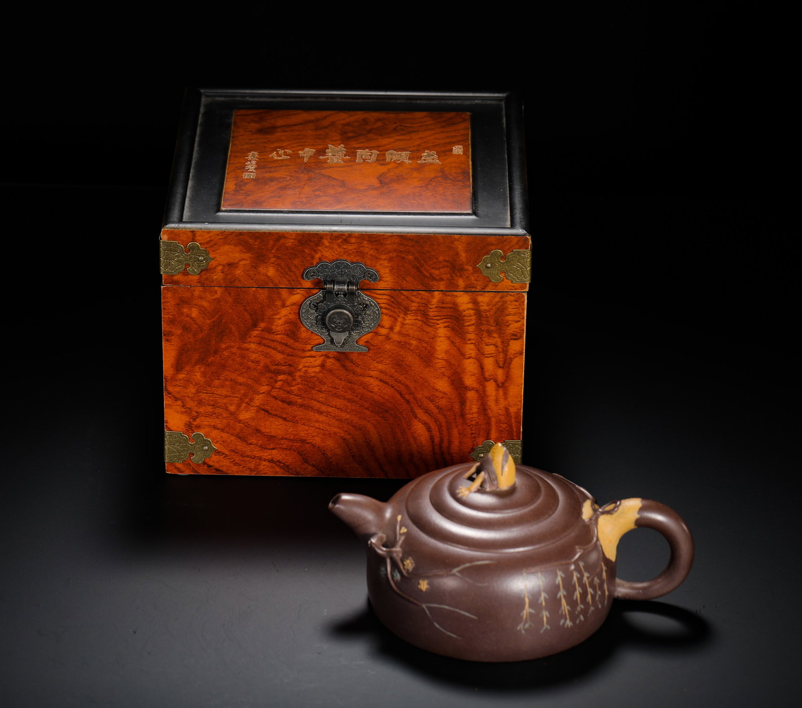 JI YISHUN LOTUS POND FROG KNOB WEEPING WILLOW TIE PURPLE CLAY TEAPOT: H:8CMW:16.5CMWEIGHT:1080G BIOMORPHIC LOTUS POND FLORAL ZISHA TEAPOT MATCHED WITH PRECIOUS GOLDEN PHOEBE STORAGE BOX WITH NATURAL WATER GRAIN TEXTURE. CRAFTED FROM MELLOW AGED PURPLE CLAY, THE LID IS C
