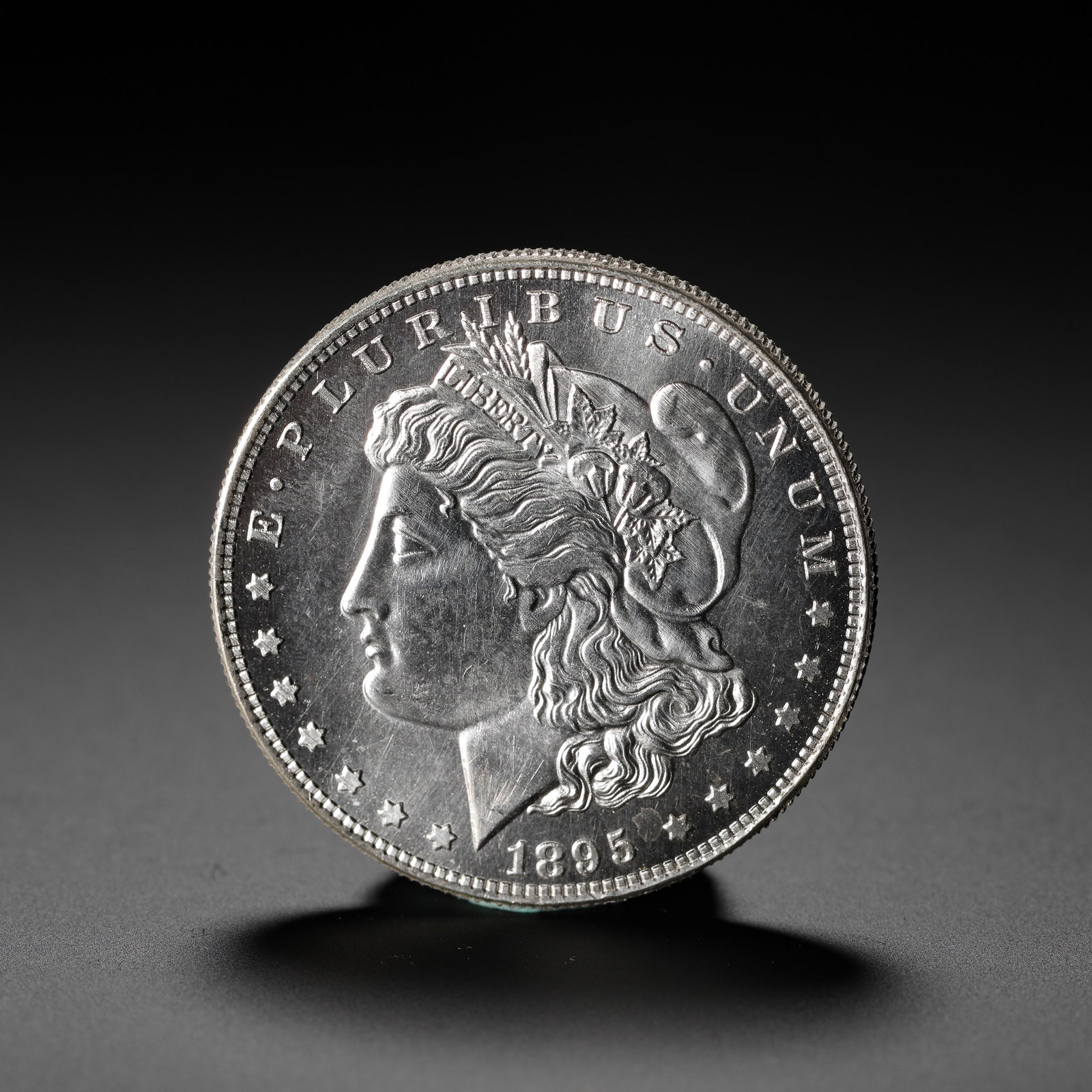 AMERICAN SILVER DOLLAR: D:3.9CM (1.54IN) WEIGHT:27G (0.06LB) OBVERSE FEATURES LADY LIBERTY??S PROFILE; REVERSE DEPICTS A HERALDIC BALD EAGLE. WIDELY KNOWN AS THE "KING OF MORGAN DOLLARS" AMONG COLLECTORS.