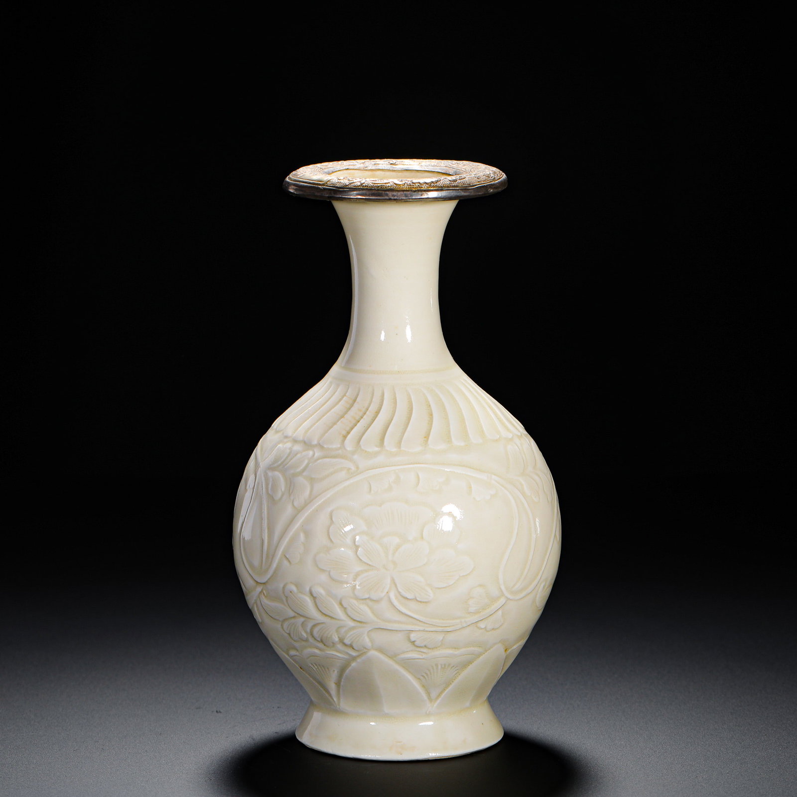 WHITE GLAZED ORNAMENTAL VASE FROM SONG DING KILN (1 of 7)