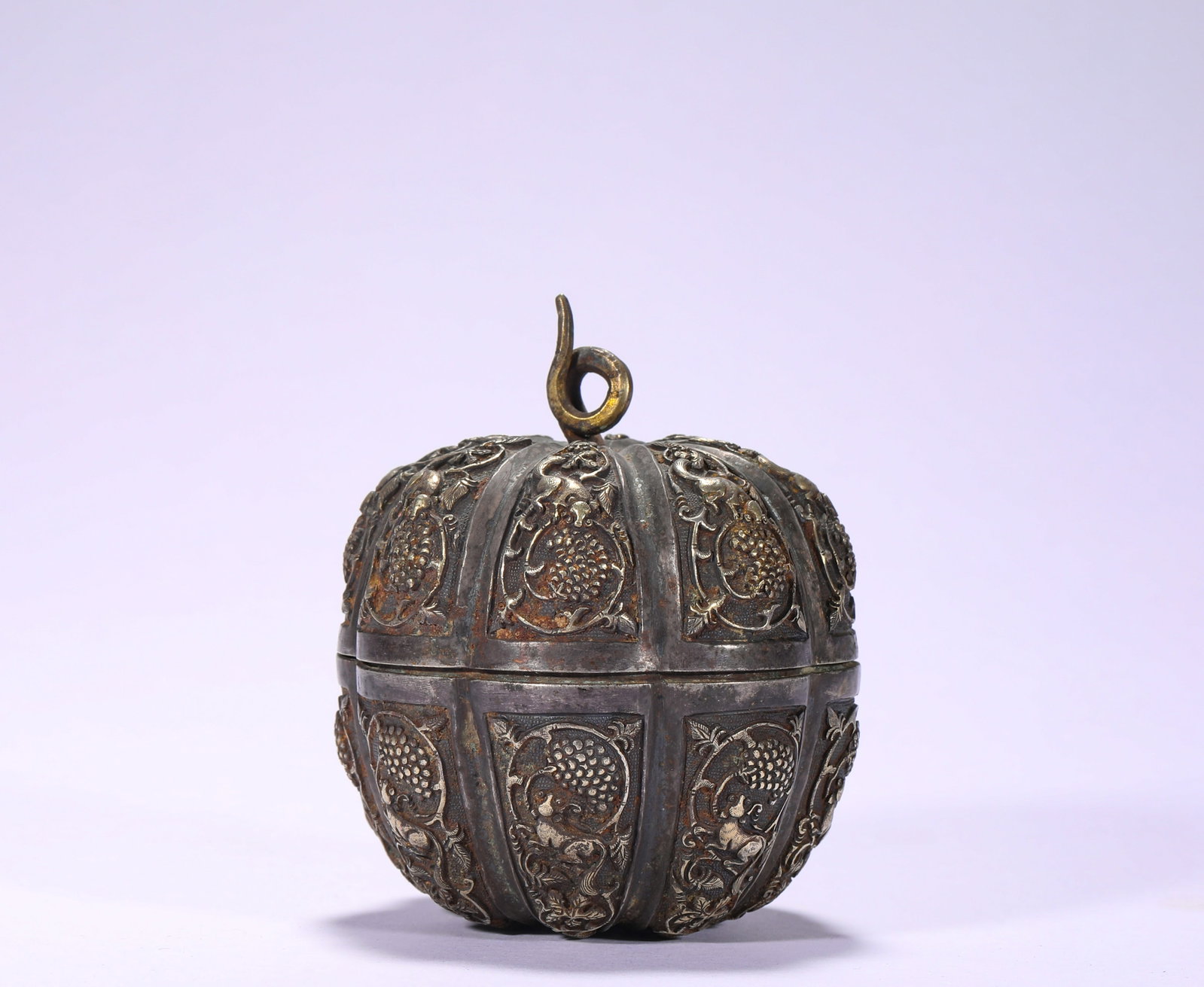 SILVER RELIC BOX FROM THE 7TH CENTURY: H:7.5CM (2.95IN) W:6.5CM (2.56IN) WEIGHT:90G (0.20LB)