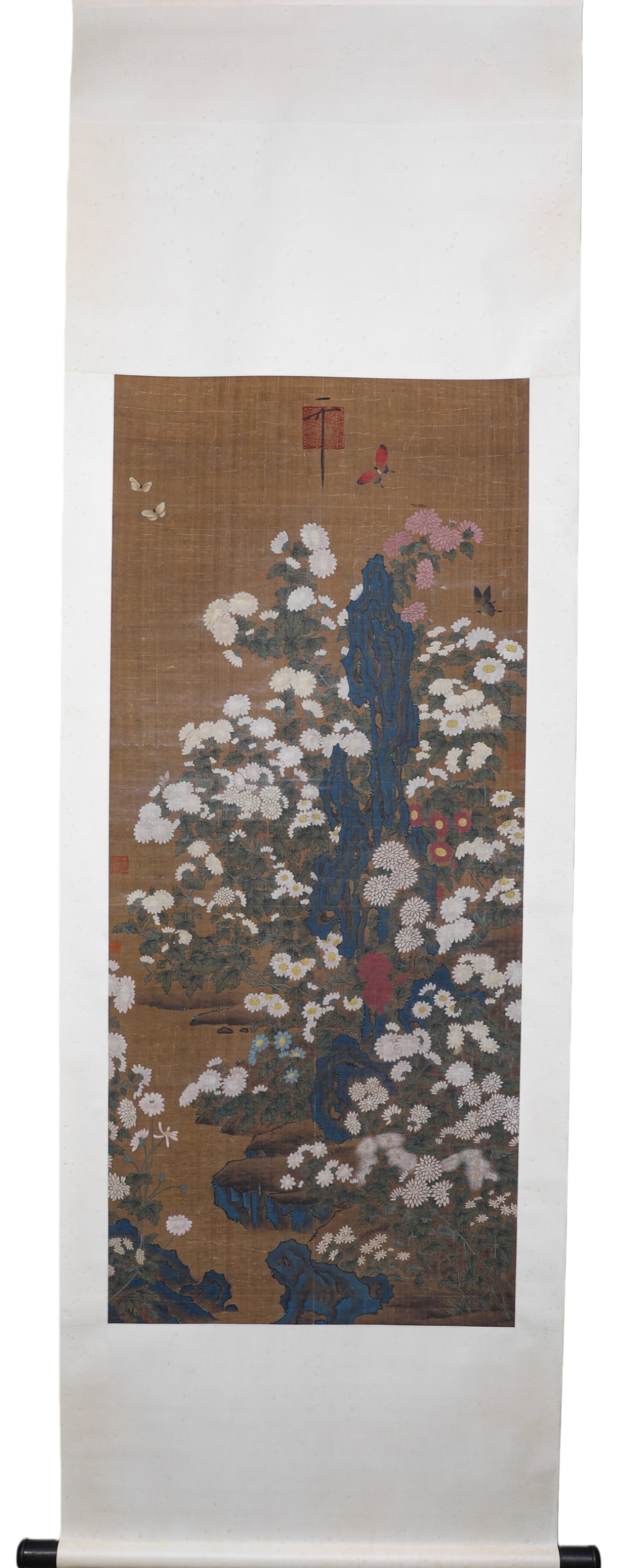 APPRECIATING STONES, CHRYSANTHEMUMS, BUTTERFLIES, ANONYMOUS, FINE VERTICAL SCROLL ON SILK: H:160CM (62.99IN) W:70CM (27.56IN)