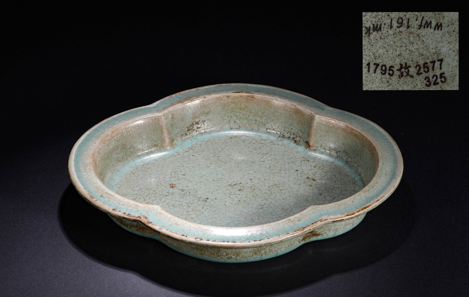 SOUTHERN SONG DYNASTY OFFICIAL KILN CELADON HAITANG STYLE WASH: H:3.3CMW:22.3CM THIS CRABAPPLE-STYLE WASH IS A REPRESENTATIVE WORK OF THE OFFICIAL KILNS OF THE SOUTHERN SONG DYNASTY. ITS GLAZE COLOR, SPLICING AND SHAPE HAVE ALL REACHED AN EXTREMELY HIGH ARTISTIC S