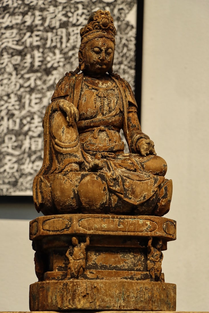 A SONG DYNASTY IMAGE OF THE BODHISATTVA AVALOKITESVARA CARVED FROM NANMU WOOD WITH ADDED COLOR: H:48CML:20CMW:16CM THIS TYPE OF WOOD-CARVED GUANYIN STATUE WAS VERY POPULAR FROM THE SONG AND YUAN DYNASTIES TO THE MING AND QING DYNASTIES, ESPECIALLY IN THE JIANGNAN REGION. THEY BROKE THROUGH THE R