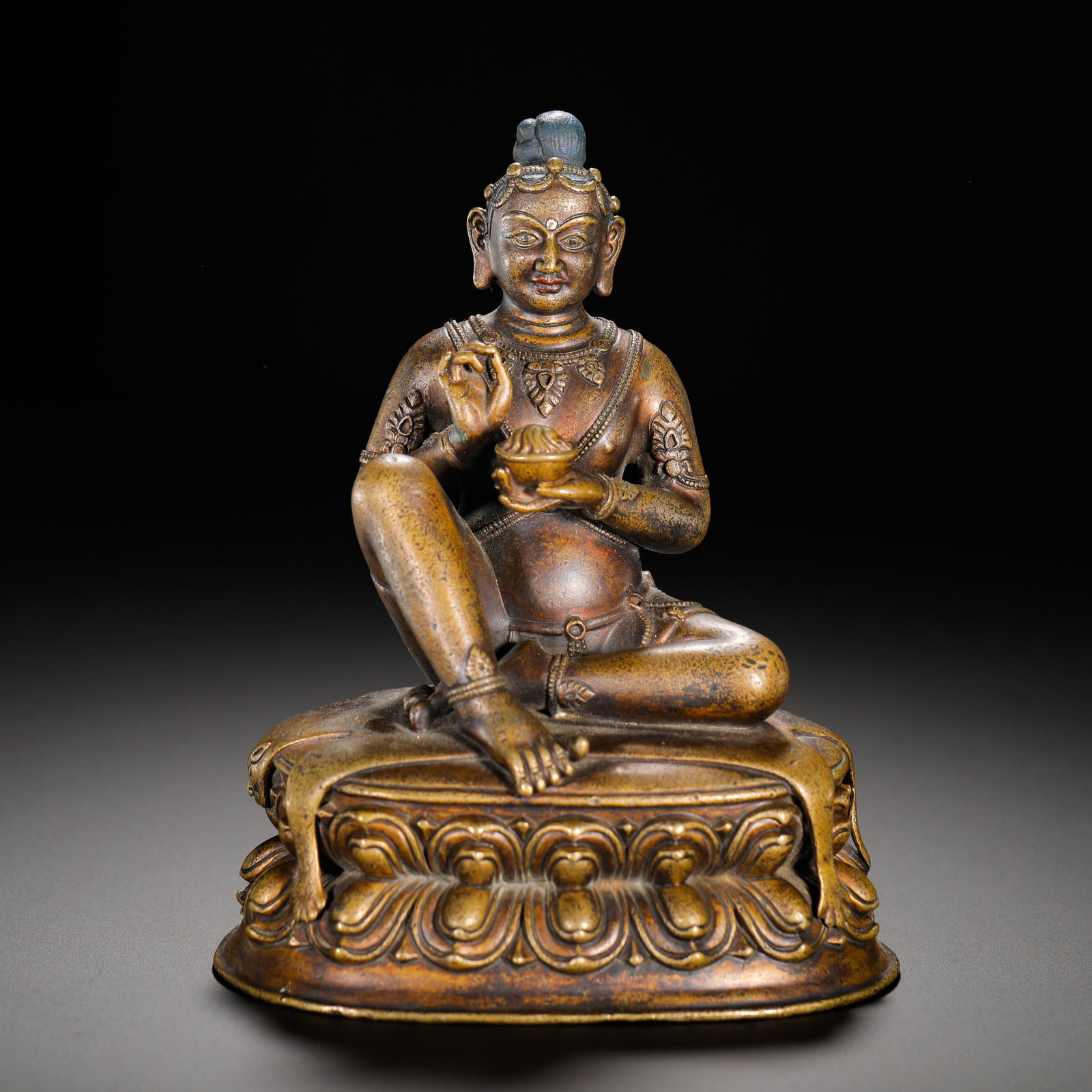 PORTRAITS OF GREAT BRONZE MASTERS OF THE QING DYNASTY: HEIGHT:14CM (5.51IN) WIDTH:11.5CM (4.53IN) WEIGHT:820G (1.81LB) ANTIQUE COPPER STATUE OF MAHASIDDHA, QING TIBETAN BUDDHISM. SEATED IN RELAXED LALITASANA ON SINGLE-TIER LOTUS PEDESTAL, ONE LEG EXTENDED