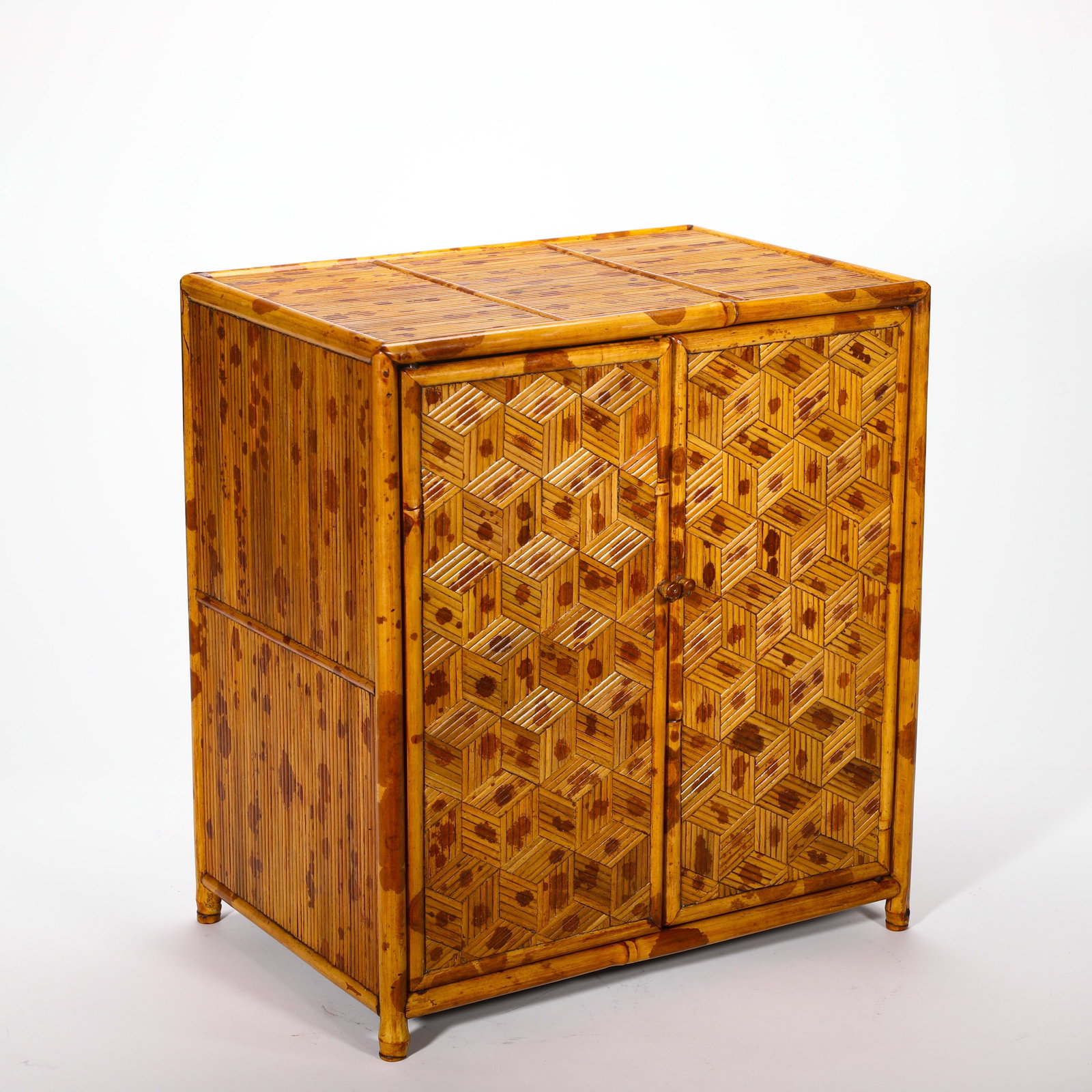QING DYNASTY XIANGFEI BAMBOO GEOMETRIC PATTERN DOUBLE DOOR STUDY STORAGE CABINET: HEIGHT:35CM (13.78IN) WIDTH:32CM (12.60IN) WEIGHT:2570G (5.67LB) SCHOLAR??S ??STORAGE CABINET CONSTRUCTED OF SPOTTED HUNAN XIANGFEI BAMBOO, QING DYNASTY. FRAME MADE OF NATURAL RED-SPECKLED XIANGFEI BA