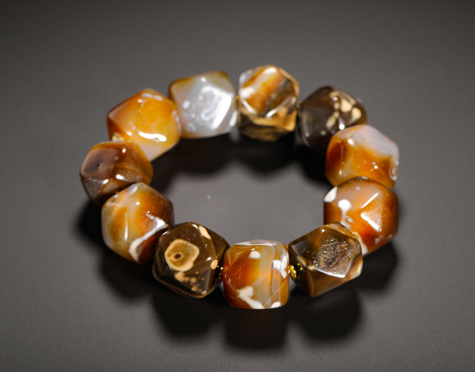 TANG OCTAGONAL SILK AGATE BRACELET: DIAMETER:2.2CM (0.87IN) WEIGHT:240G (0.53LB) TANG OCTAGONAL NATURAL BANDED AGATE BRACELET. COMPOSED OF TEN HAND-POLISHED OCTAGONAL BEADS, THE TRANSLUCENT WARM STONE BEARS NATURAL CARAMEL, CREAM AND DA