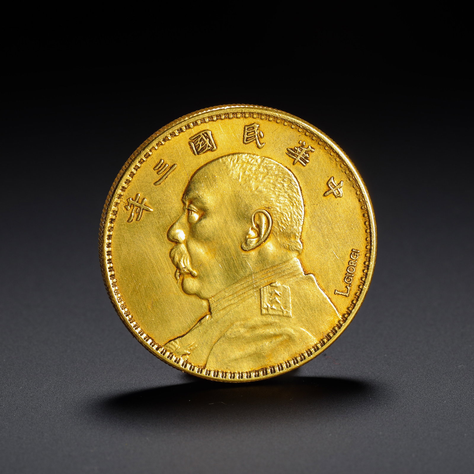 YUAN SHIKAI GOLD COIN: DIAMETER:3.9CM (1.54IN) WEIGHT:37G (0.08LB)