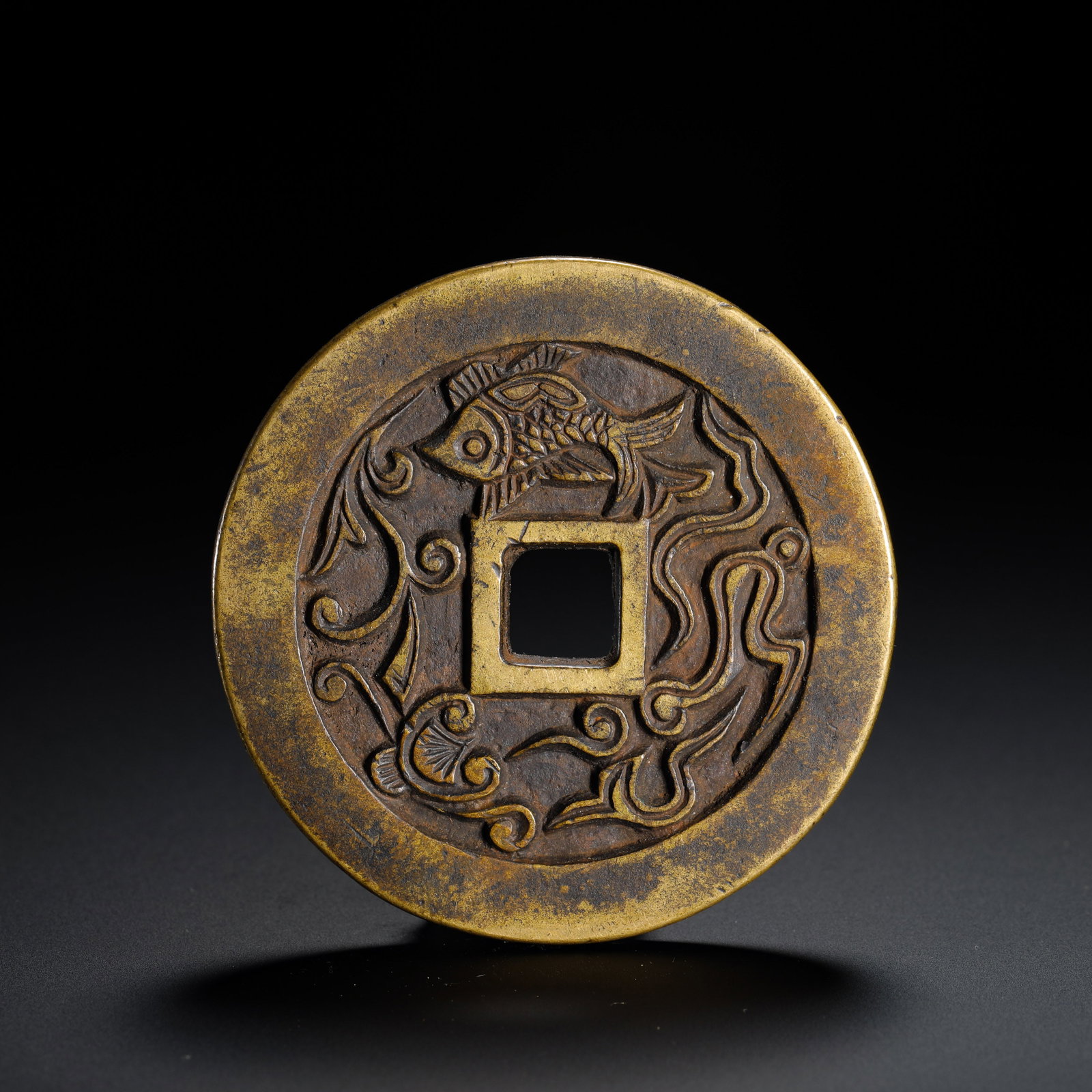 QING DYNASTY FISH-PATTERNED DARK EIGHT IMMORTALS SPENDING MONEY: D:6.2CMWEIGHT:83GTHIS CHARM COIN WAS MINTED DURING THE QING DYNASTY. THE OBVERSE FEATURES A FISH MOTIF, WHILE THE REVERSE DISPLAYS SYMBOLS OF THE "EIGHT IMMORTALS". IT IS A FOLK AMULET COIN USED TO PR