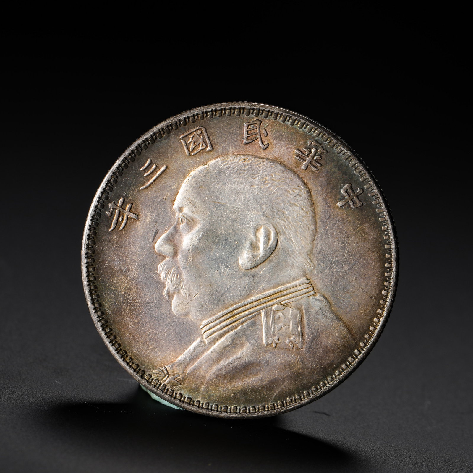 A ONE-YUAN SILVER COIN FEATURING YUAN SHIKAI IN THE THIRD YEAR OF THE REPUBLIC OF CHINA: D:3.9CM (1.54IN) WEIGHT:27G (0.06LB) THIS SILVER COIN WAS MINTED IN THE 3RD YEAR OF THE REPUBLIC OF CHINA (1914) AS THE OFFICIAL NATIONAL CURRENCY BY THE BEIYANG GOVERNMENT TO UNIFY THE MONETARY SYSTE