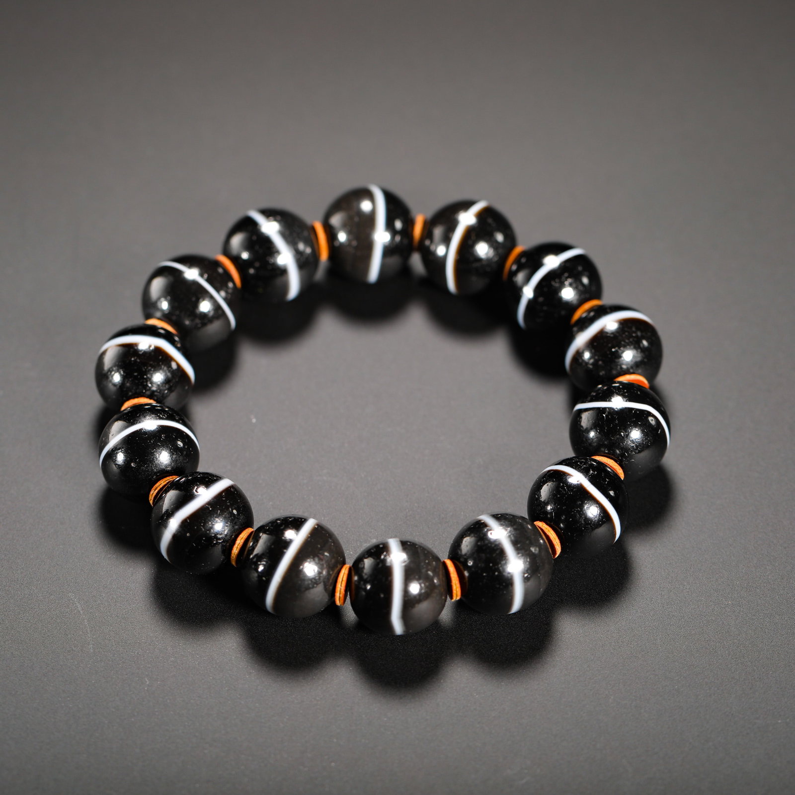 TANG DYNASTY FIRST-LINE PHARMACIST ROUND BEAD AGATE BRACELET: DIAMETER:1.6CM (0.63IN) WEIGHT:80G (0.18LB) SINGLE-LINE MEDICINE AGATE ROUND BEAD BRACELET. TWELVE PERFECTLY ROUND NATURAL AGATE BEADS WITH SOLID BLACK BASE, EACH CROSSED BY ONE STRAIGHT EVEN WHITE NA