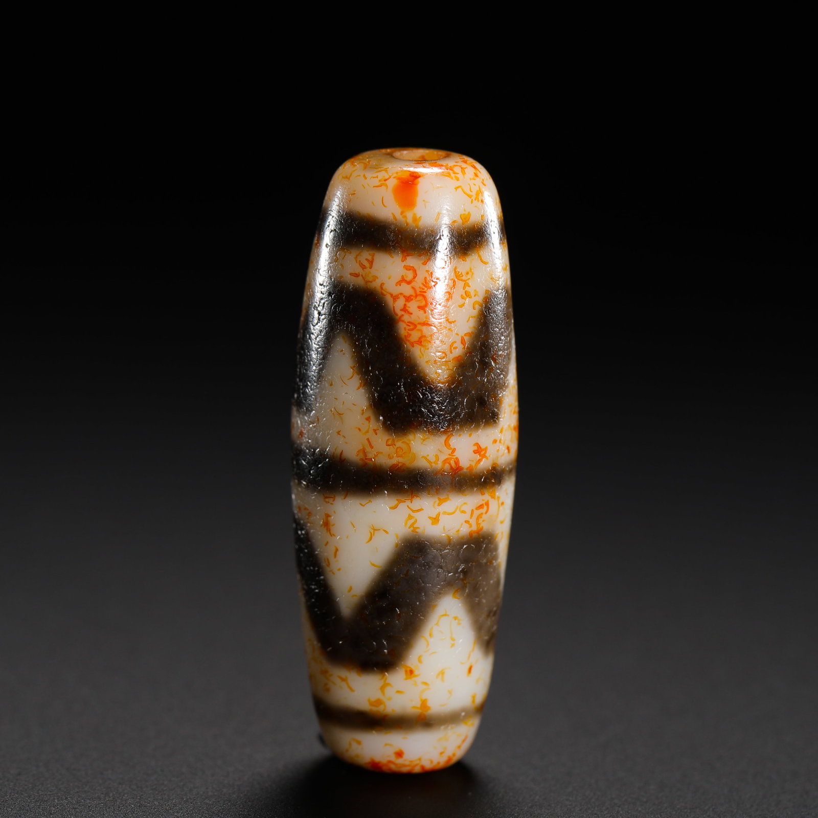 TANG DYNASTY DOUBLE TIGER TOOTH OLD BEAD SINGLE BEAD: HEIGHT:3.8CM (1.50IN) DIAMETER:1.4CM (0.55IN) WEIGHT:10G (0.02LB) SINGLE ANTIQUE DOUBLE TIGER-TOOTH DZI BEAD. STANDARD BARREL SHAPE WITH CREAMY WHITE BASE AND DARK BROWN ETCHED DOUBLE TIGER-TOOTH TOTE