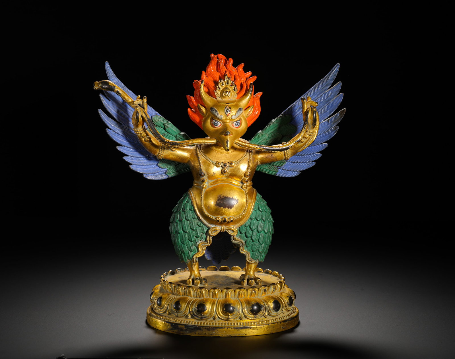 GILDED BRONZE PAINTING OF THE GREAT PENG AND GOLDEN-WINGED BIRD FROM THE QING DYNASTY: HEIGHT:23CM (9.06IN) WIDTH:11.5CM (4.53IN) WEIGHT:2100G (4.63LB) FULLY GILDED COPPER STATUE OF GARUDA, QING TIBETAN BUDDHISM. THE BODY IS COVERED IN FULL GILDING WITH FLAMING JEWEL CROWN ON TOP, HUMAN