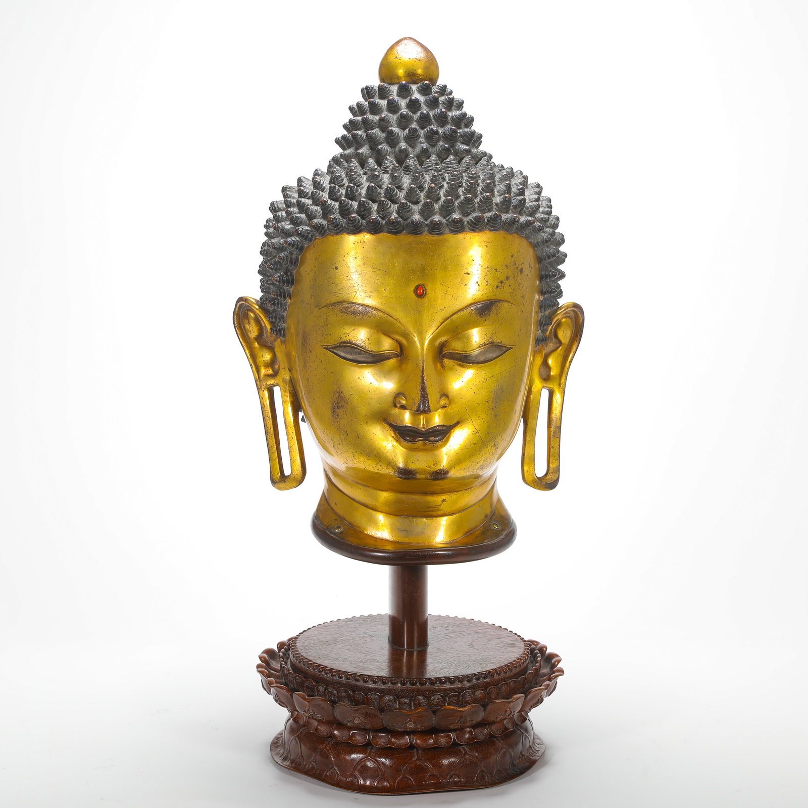 BRONZE GILDED BUDDHA HEAD STATUES OF THE QING DYNASTY: HEIGHT:56CM (22.05IN) WIDTH:28CM (11.02IN) WEIGHT:13000G (28.66LGILDED COPPER BUDDHA HEAD, QING DYNASTY TIBETAN BUDDHISM. CAST BRASS CORE FULLY COVERED IN THICK GENUINE GOLD GILDING WITH MILD AGED PAT