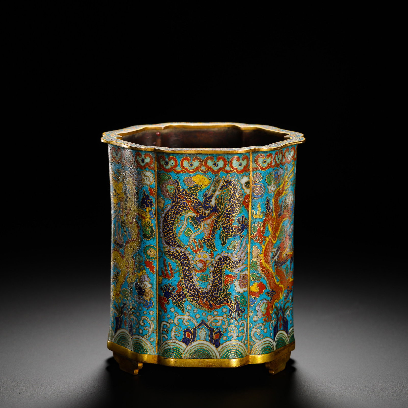 BRONZE GILDED CLOISONNE PEN HOLDER FROM THE QIANLONG PERIOD OF THE QING DYNASTY: HEIGHT:12.5CM (4.92IN) WIDTH:10.7CM (4.21IN) WEIGHT:610G (1.34LB) GILDED BRONZE CLOISONN? SEA-DRAGON FLOWER-SHAPED BRUSH POT, QIANLONG REIGN OF QING DYNASTY. BRONZE CORE WITH WIDE THICK GILDED RIMS AN