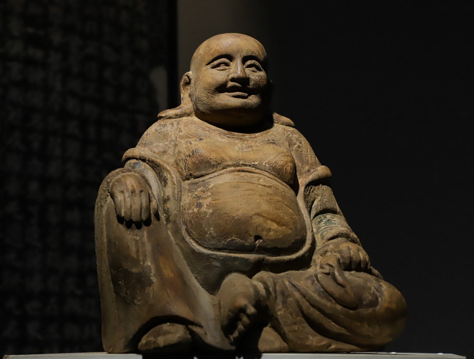 TANG DYNASTY WOODCARVING MAITREYA BUDDHA FUTURE BUDDHA: H:33CML:27CMW:23CM THIS IS AN ANCIENT WOODEN-CARVED SITTING STATUE OF MAITREYA BUDDHA. CARVED FROM WOOD, IT FEATURES A BIG BELLY, A SMILING FACE, AND A RELAXED SITTING POSTURE. IT IS A TYPICAL RELIC O