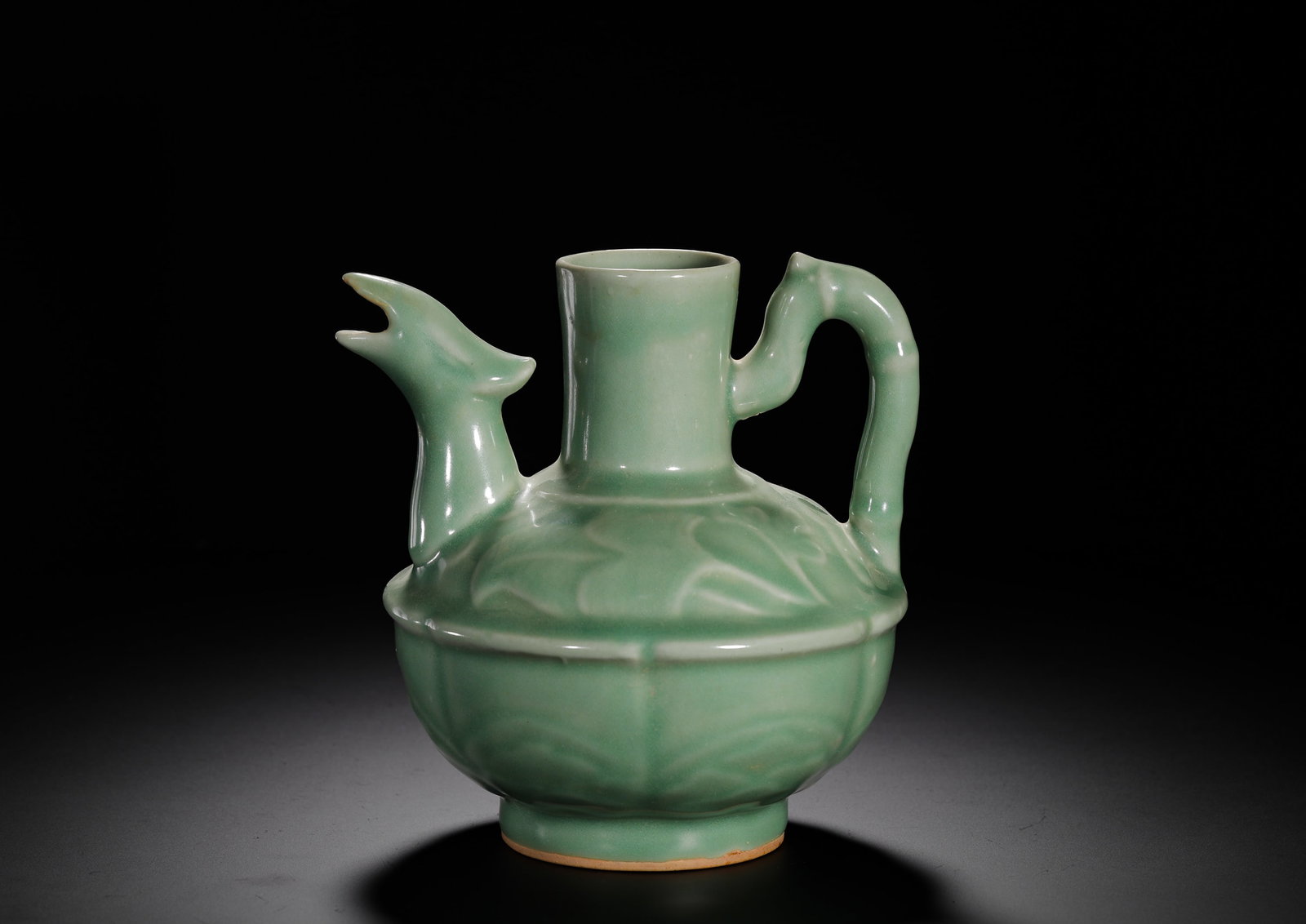 SOUTHERN SONG DYNASTY LONGQUAN KILN CELADON PHOENIX HEAD EWER: H:17CM (6.69IN) W:17CM (6.69IN) WEIGHT:960G (2.12LB) THIS IS A SOUTHERN SONG DYNASTY PORCELAIN EWER FROM THE LONGQUAN KILN. WITH A PHOENIX-HEADED FORM AND INCISED FLORAL PATTERNS ALL OVER, IT IS COVER