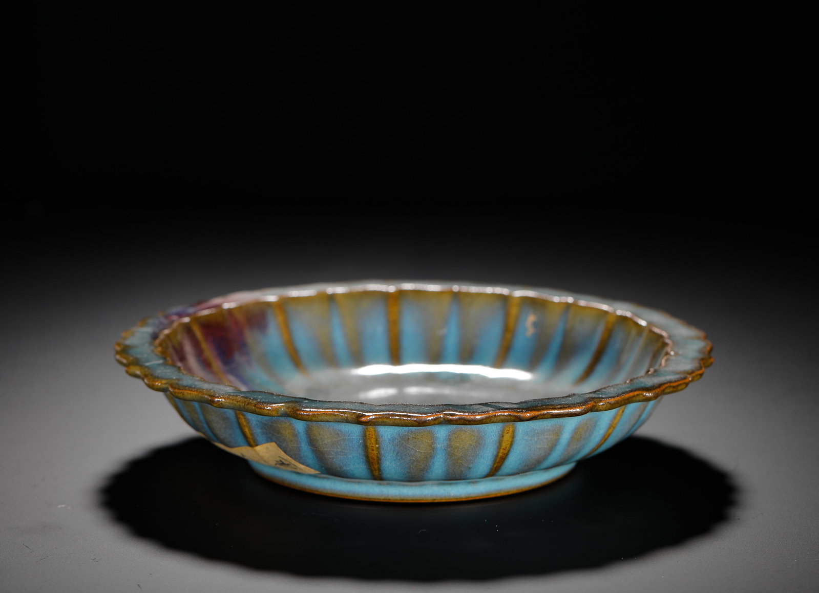 SONG JUN KILN SKY BLUE GLAZE SUNFLOWER MOUTH WASH: H:4CM (1.57IN) D:20CM (7.87IN) WEIGHT:480G (1.06LB) THIS IS A SONG DYNASTY PORCELAIN BRUSH WASHER FROM THE JUN KILN. WITH A CHRYSANTHEMUM-SHAPED FORM AND COVERED IN A CELADON GLAZE WITH PURPLE SPLASHE
