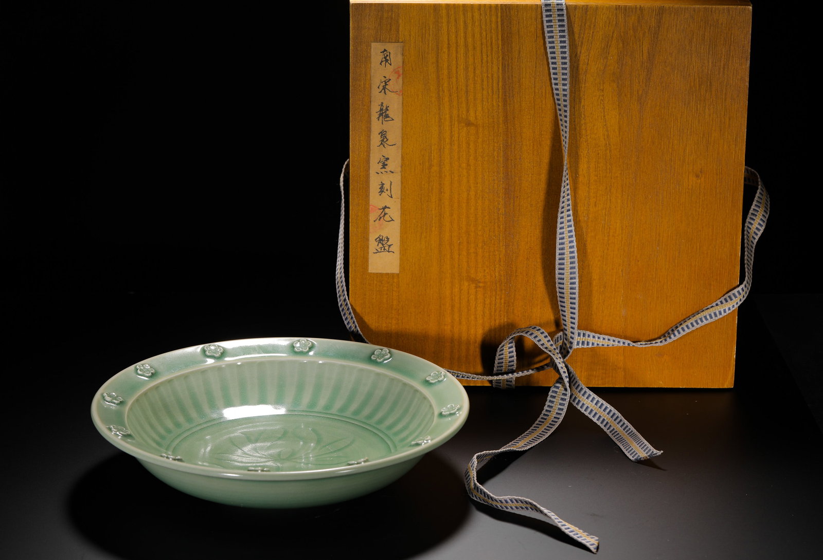 ENGRAVED FLOWER PLATE FROM LONGQUAN KILN OF THE SOUTHERN SONG DYNASTY: H:6CM (2.36IN) D:23.5CM (9.25IN) WEIGHT:830G (1.83LB) THIS IS A SOUTHERN SONG DYNASTY PORCELAIN DISH FROM THE LONGQUAN KILN. COVERED IN A RICH, JADE-LIKE CELADON GLAZE WITH FLORAL PATTERNS CARVED IN T