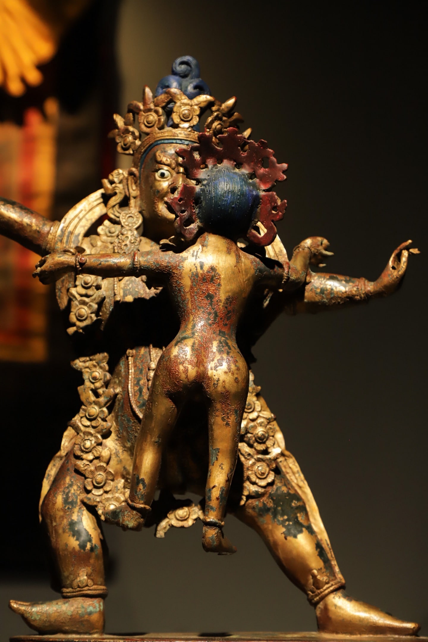 A GILDED BRONZE STATUE OF JIN GANG FROM THE MING DYNASTY: WEIGHT:9200G, H:48CML:39CMW:18CM THIS IS A TIBETAN BUDDHIST GILT-BRONZE STANDING STATUE OF A WRATHFUL YAB-YUM DEITY. MADE OF GILT BRONZE, THE MAIN DEITY HAS A FIERCE FACE AND DYNAMIC POSTURE, EMBRACIN