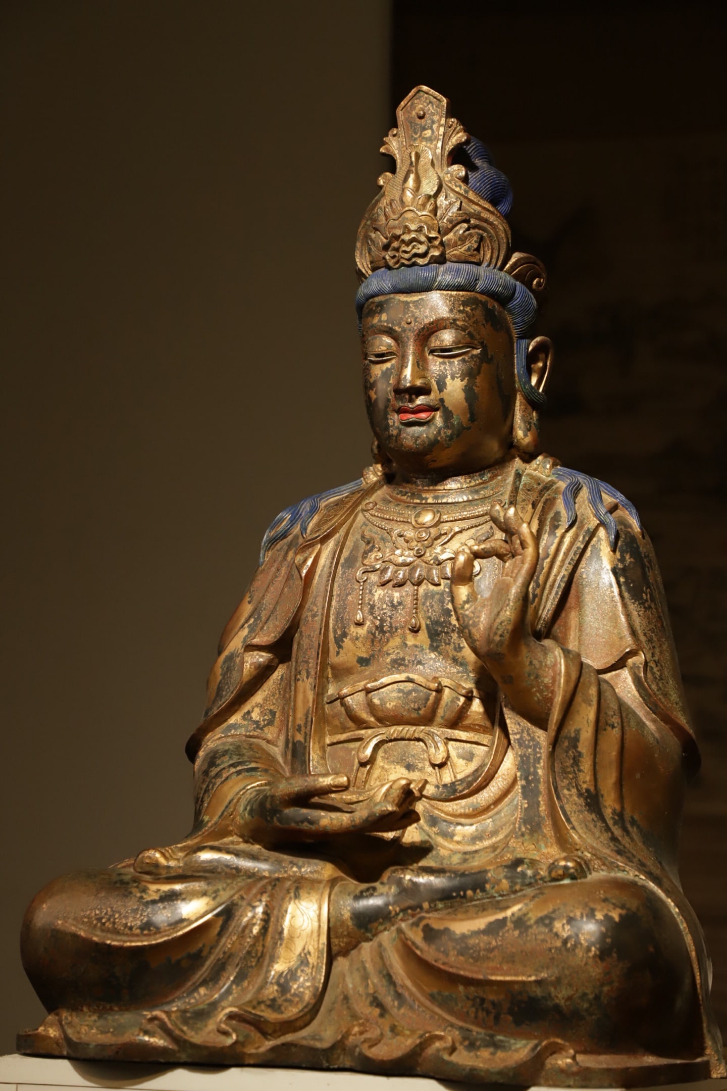 A GILDED BRONZE STATUE OF THE GREAT BODHISATTVA MAHASTHAMAPRAPTA OF THE MING DYNASTY: WEIGHT:24000G (52.91LB) H:69CM (27.17IN) L:46CM (18.11IN) W:38CM (14.96IN) THIS IS A MING DYNASTY GILT-BRONZE SEATED STATUE OF GUANYIN BODHISATTVA. CAST FROM FINE BRONZE WITH OVERALL GILDING AND MINER
