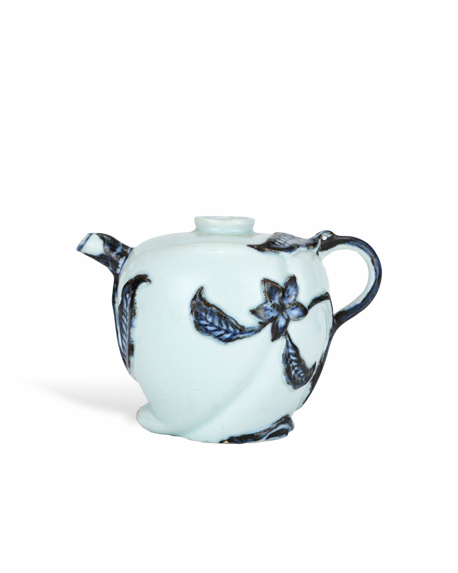 MING YONGLE BLUE AND WHITE RELIEF FLOWER PATTERNED POT: L: 16.7CM H: 11.5CM