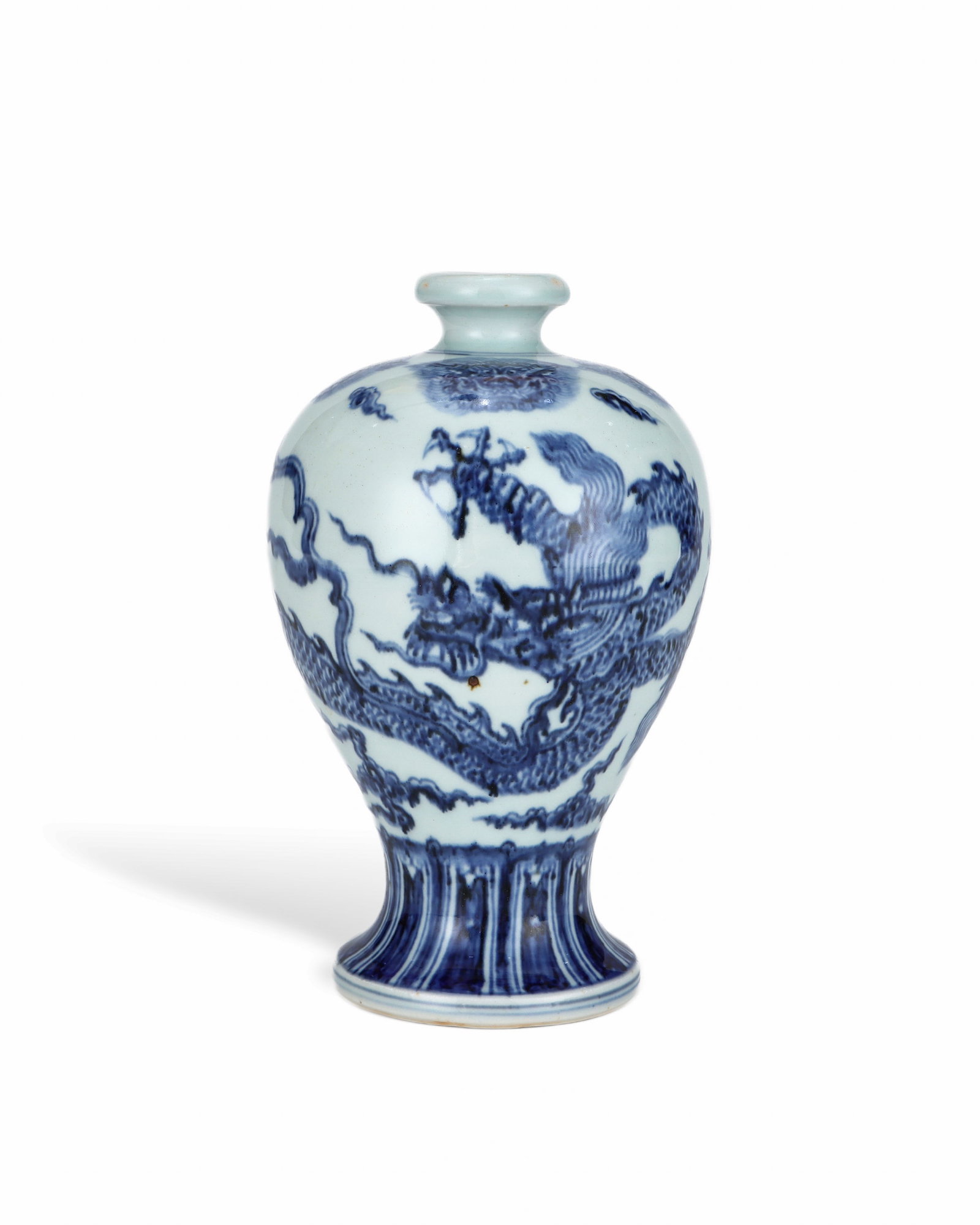 MING XUANDE BLUE AND WHITE TAOTIE CLOUD DRAGON PATTERN PLUM VASE: L:11CM H:17CM