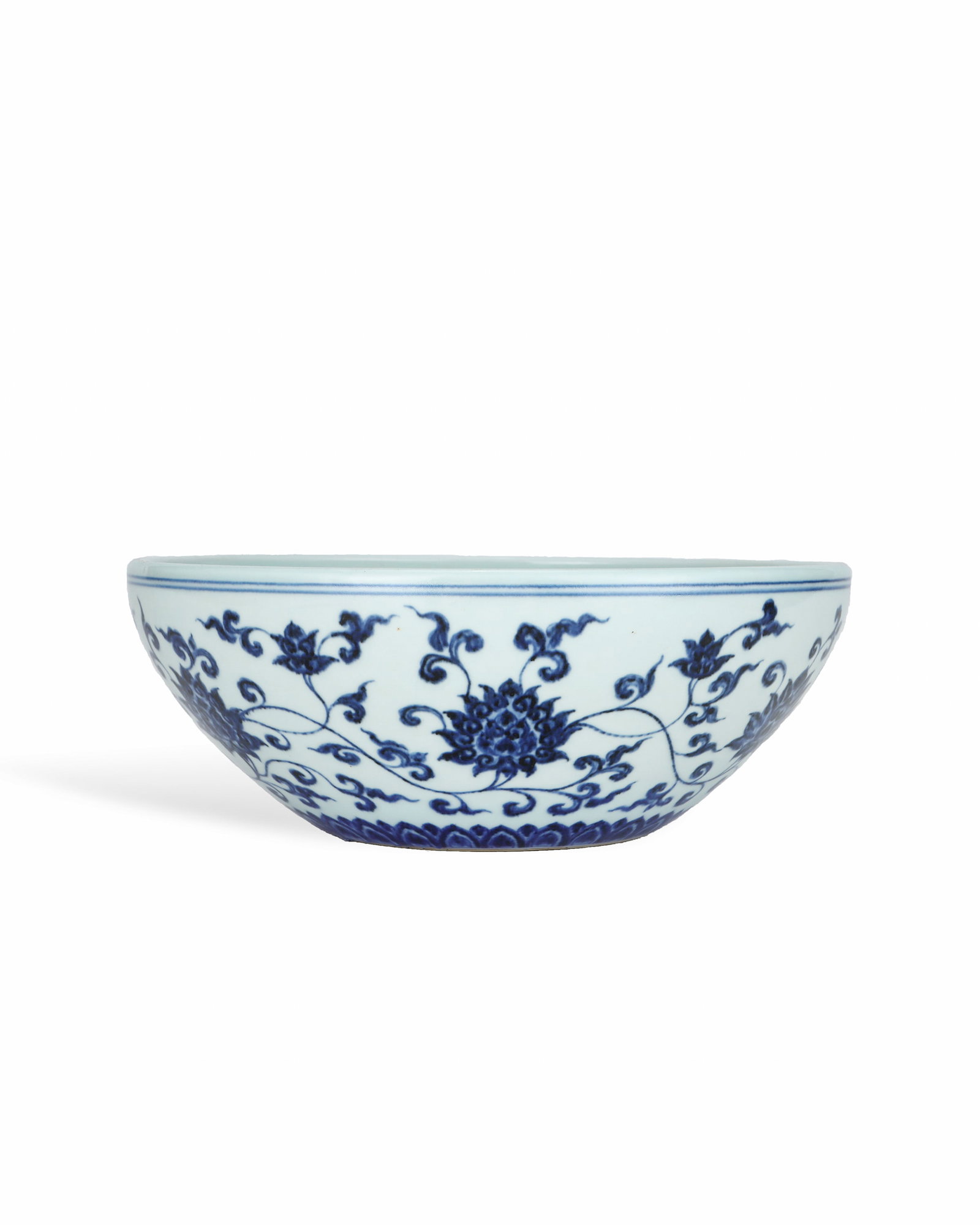 A LARGE BOWL OF BLUE AND WHITE PORCELAIN WITH ENTWINED PEONY PATTERNS FROM THE MING XUANDE PERIOD: L: 27.8CM H: 10.5CM