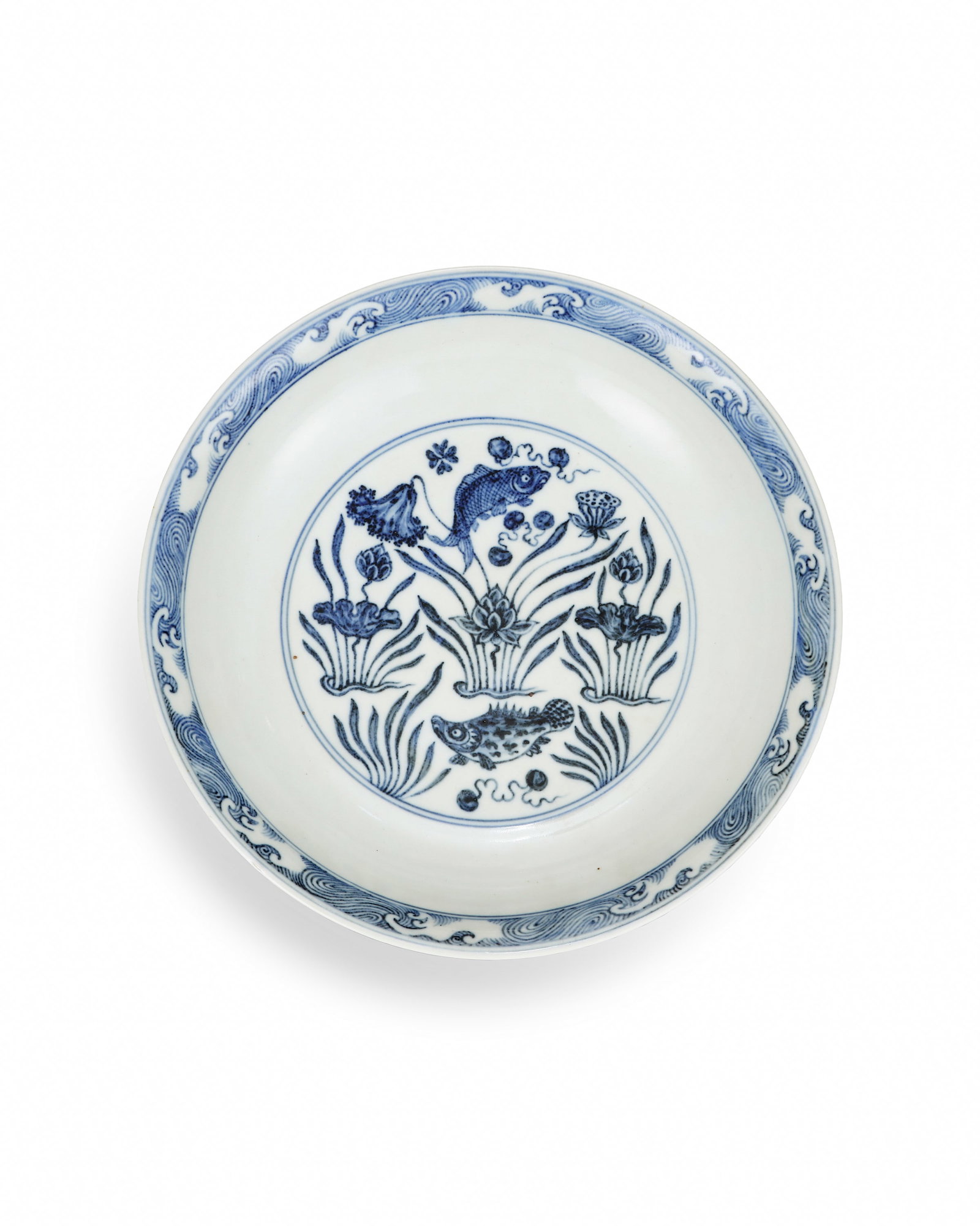 BLUE AND WHITE SEAWEED FISH PATTERN PLATE OF THE MING DYNASTY: L: 21.2CM H: 4.8CM