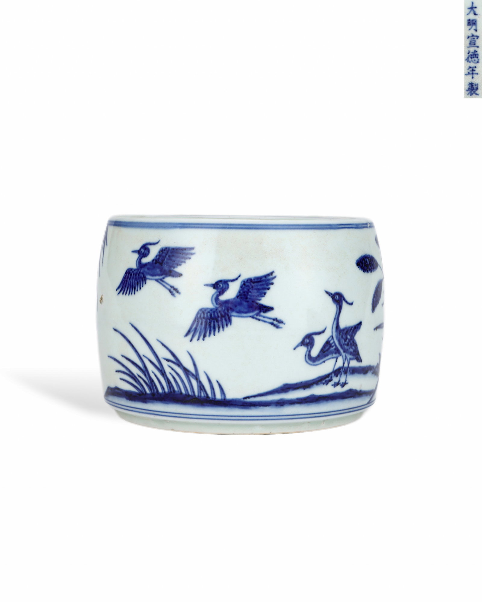 MING XUANDE BLUE AND WHITE EGRET AND ORIOLE PATTERNED CRICKET JAR: L: 13.5CM H: 9.7CM
