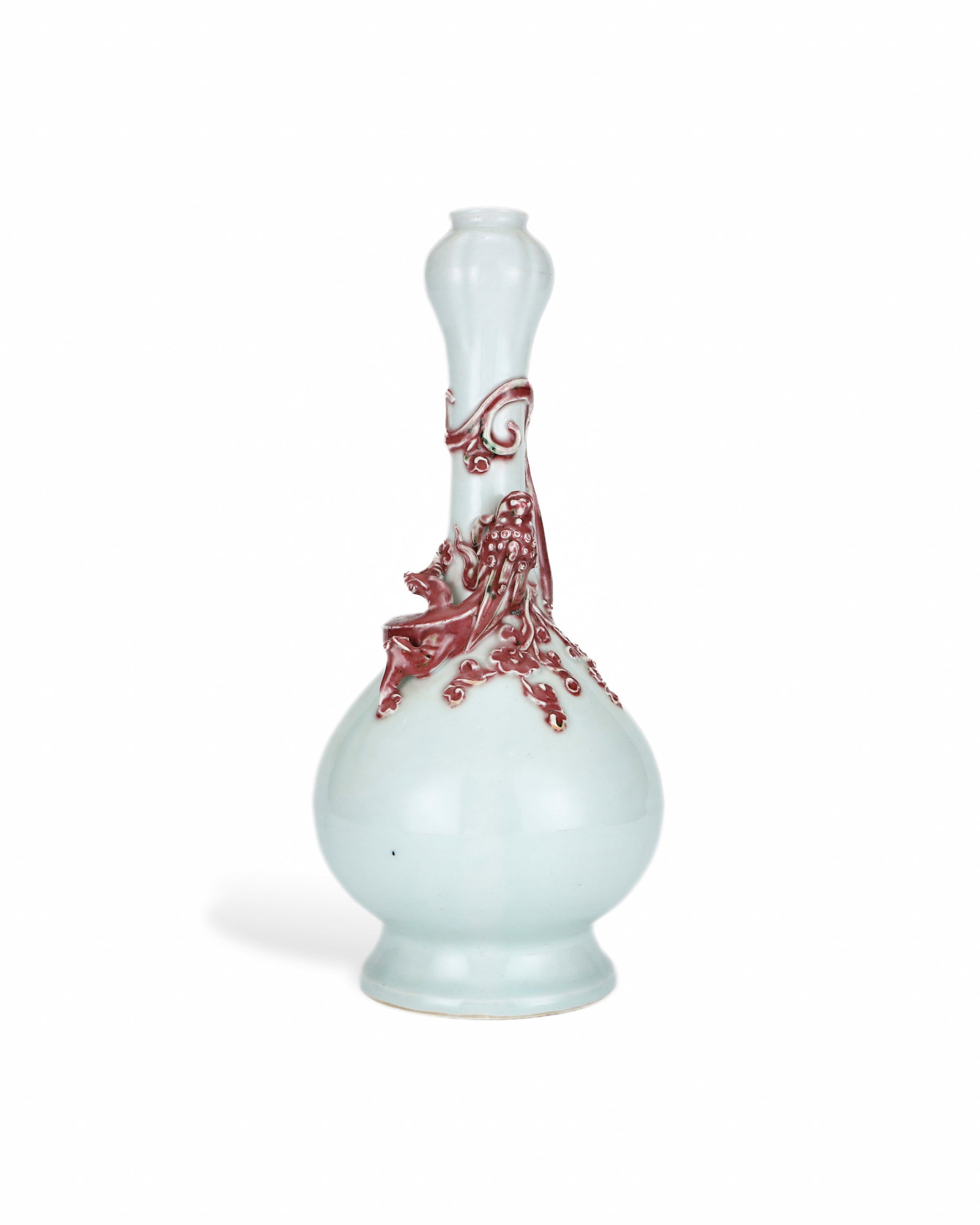 MING JIAJING WHITE GLAZED PILE SCULPTURE BRIGHT RED GLAZED COILED DRAGON GARLIC HEAD VASE: L:14CM H:30CM